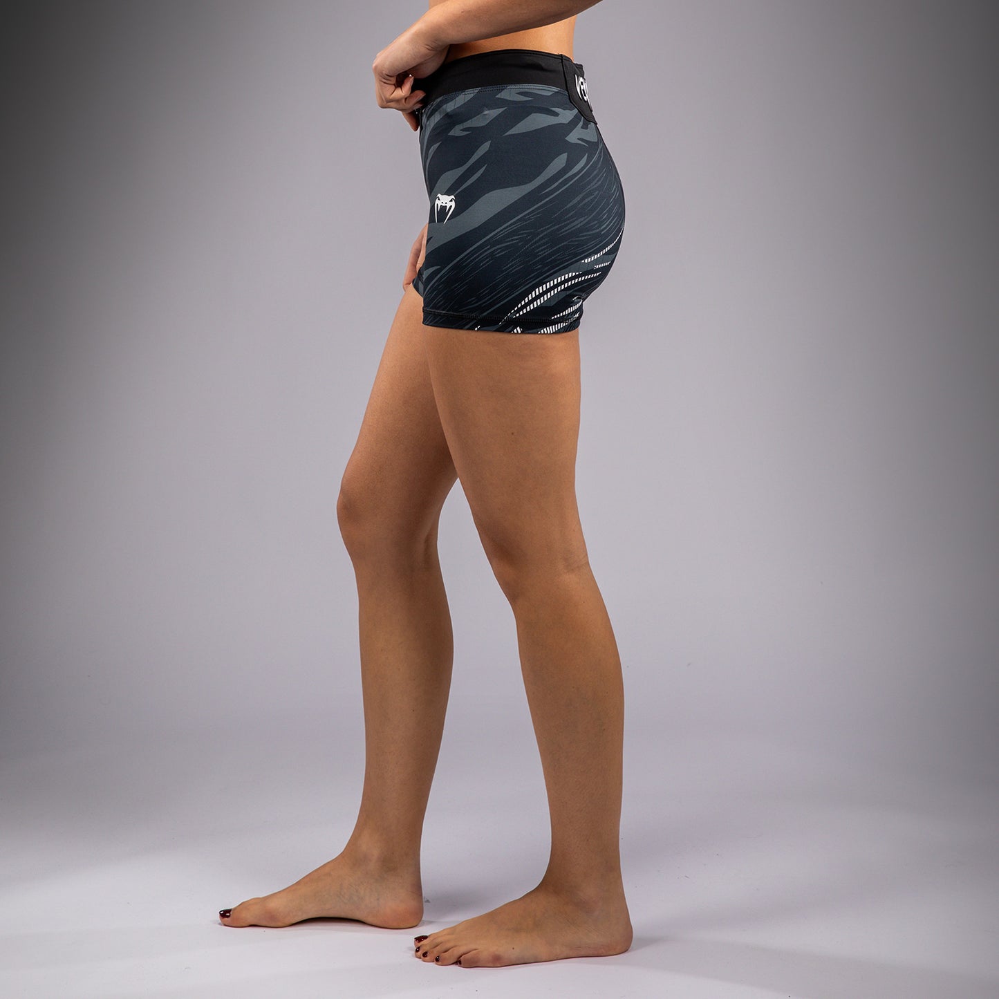 UFC Fusion by Venum Authentic Fight Night Vale Tudo Shorts voor Dames - Kort Fit - Zwart