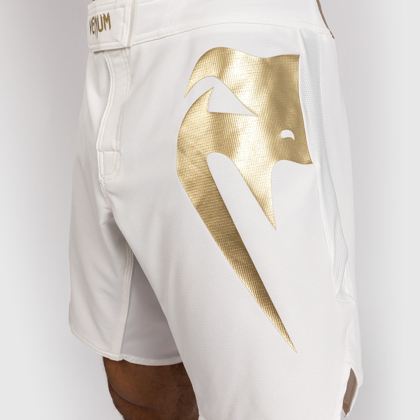 Venum Light 5.0 Vechtshorts - Wit/Goud