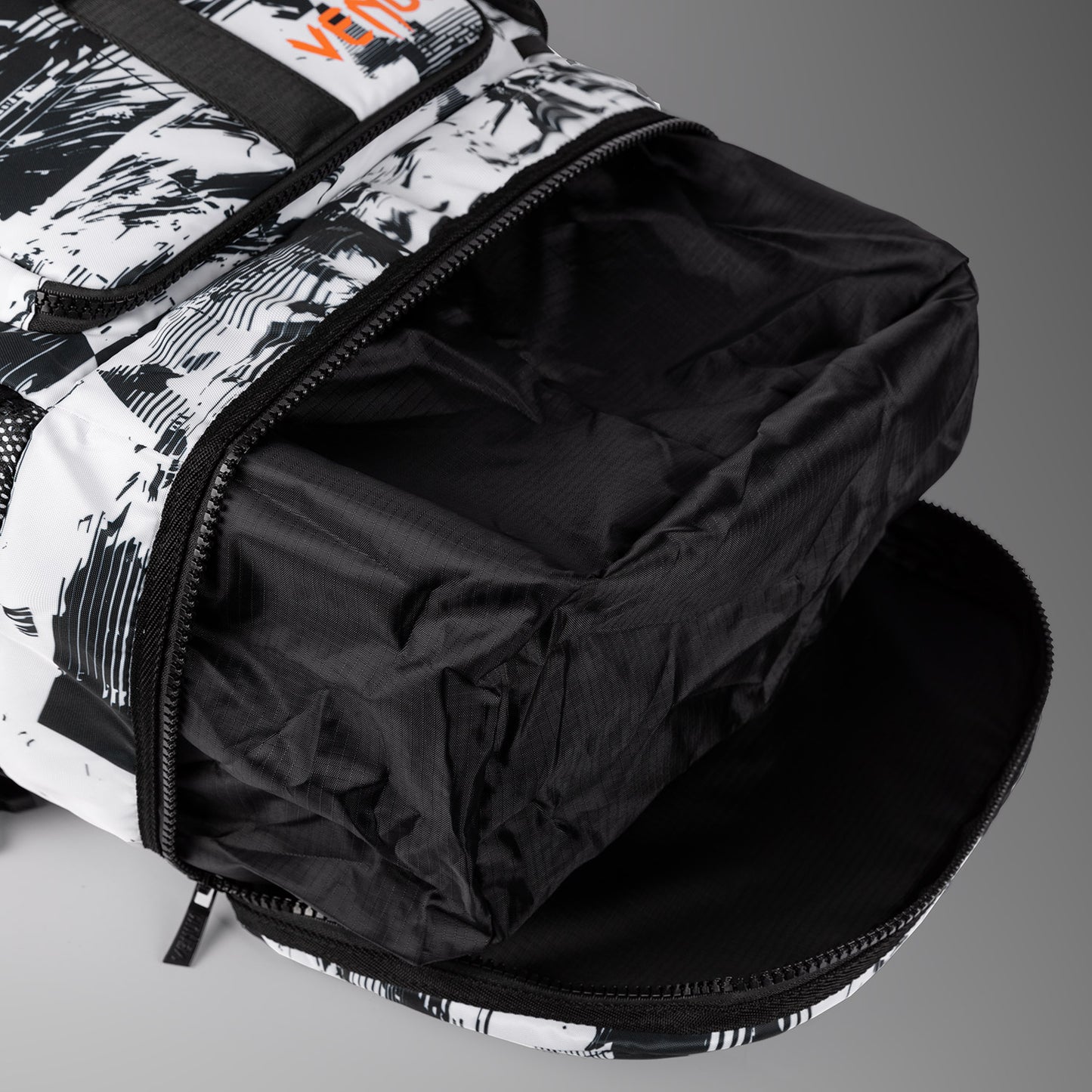 UFC Zenith by Venum Authentic Fight Week sporttas (48L) - wit