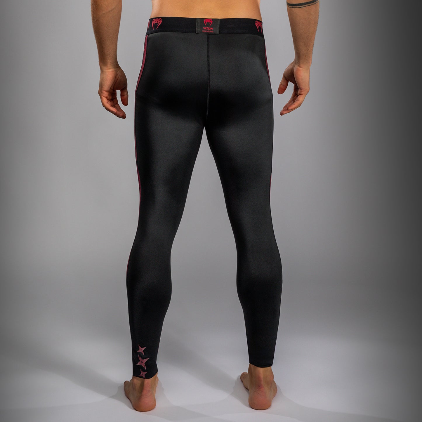 Venum x Assassin’s Creed Shadows Heren Spats - Bordeaux/Zwart