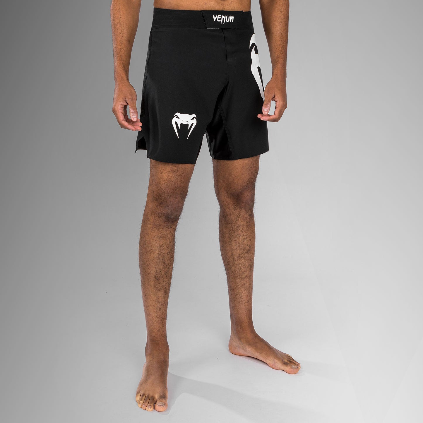 Venum Light 5.0 Vechtshorts - Zwart/Wit