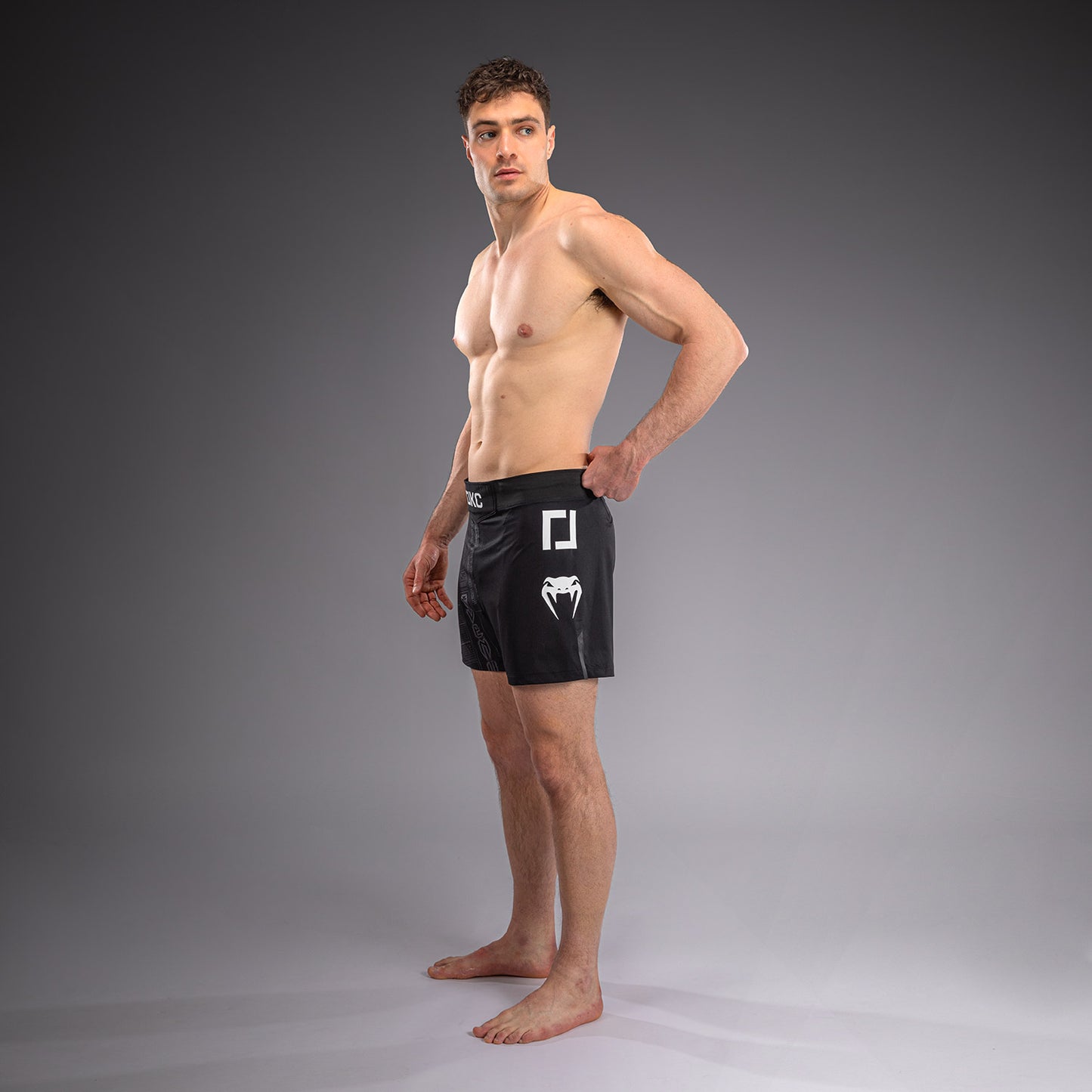Karate Combat by Venum Fightshorts – Zwart/Grijs