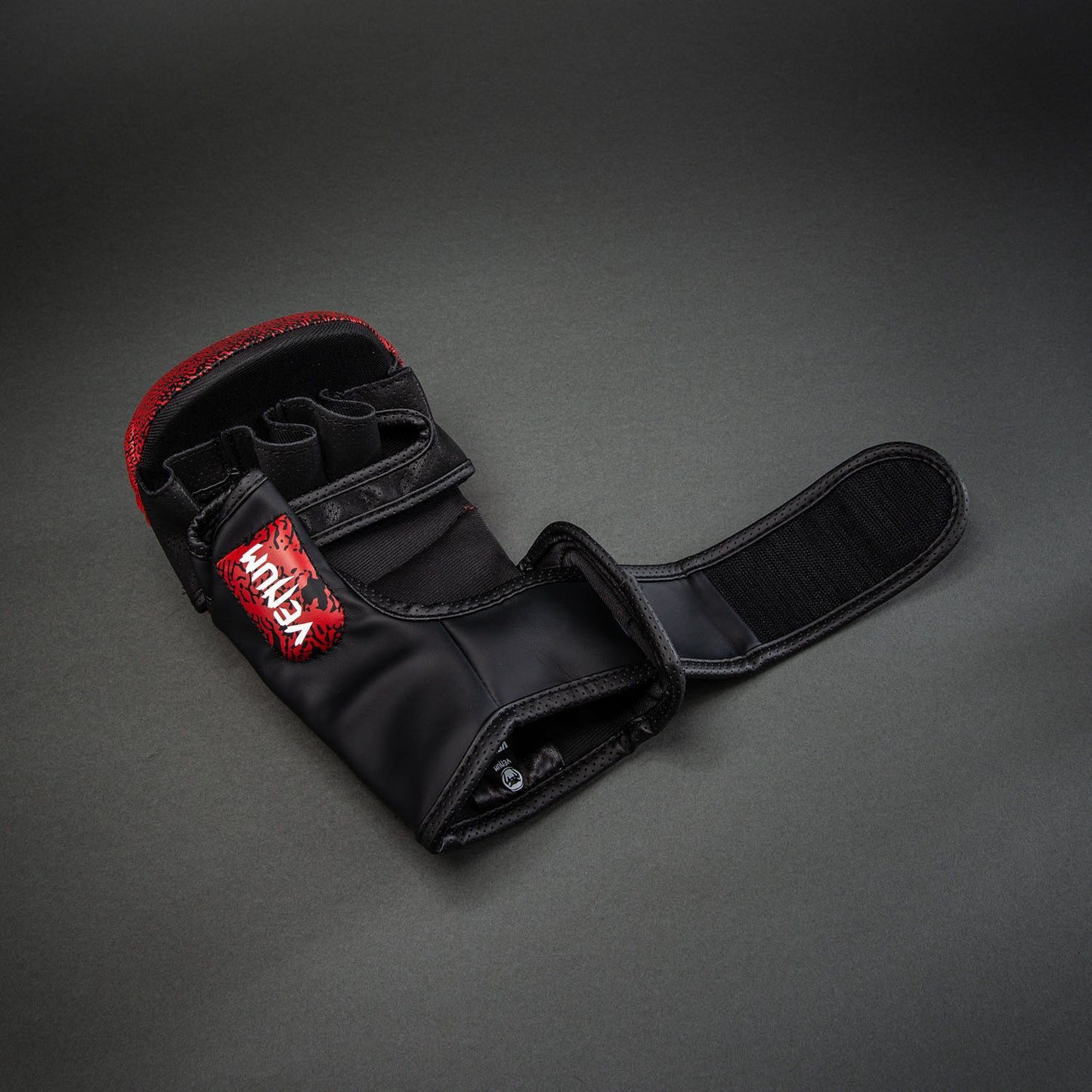 Venum x TEKKEN 8 Sparring Handschoenen - Kazuya - Rood/Zwart