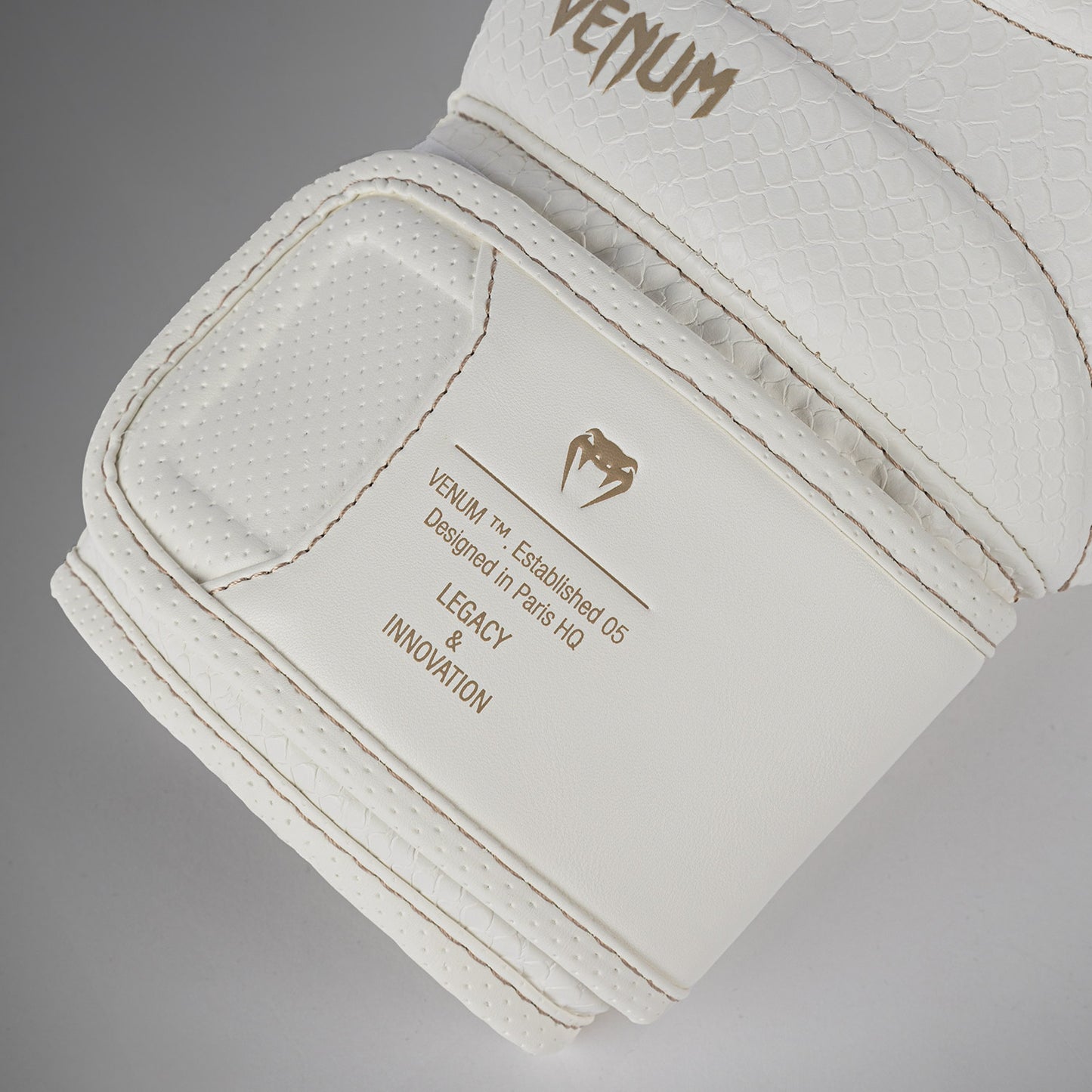 Venum Impact Evo Scales Bokshandschoenen – Ivoor