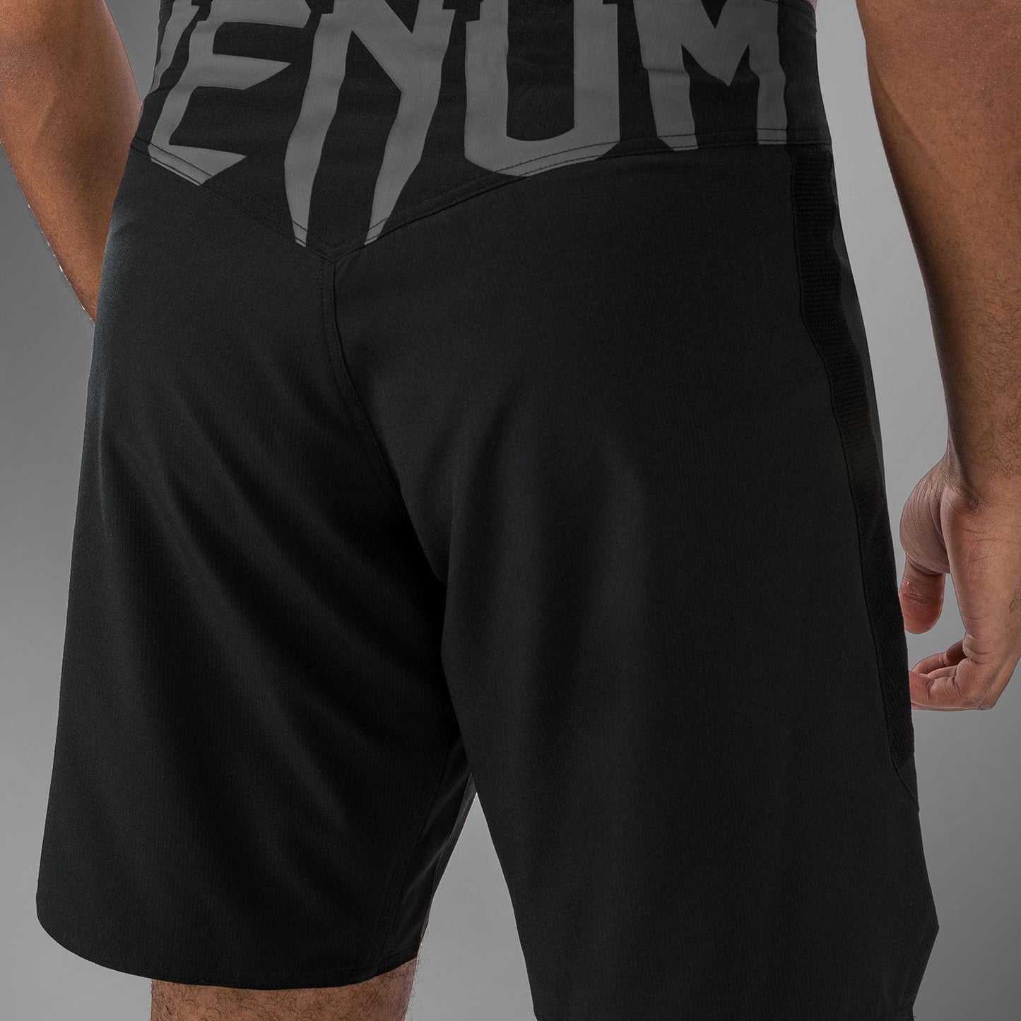 Venum Light 5.0 Vechtshorts - Zwart/Wit