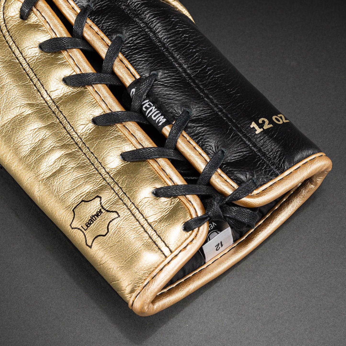 Venum Hammer professionele bokshandschoenen met veters - zwart/goud