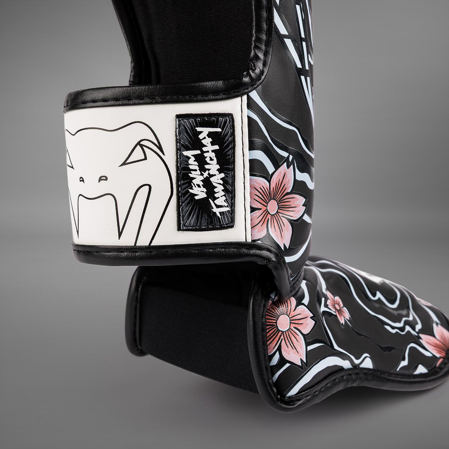 Venum x Tawanchay Scheenbeschermers – Zwart/Wit
