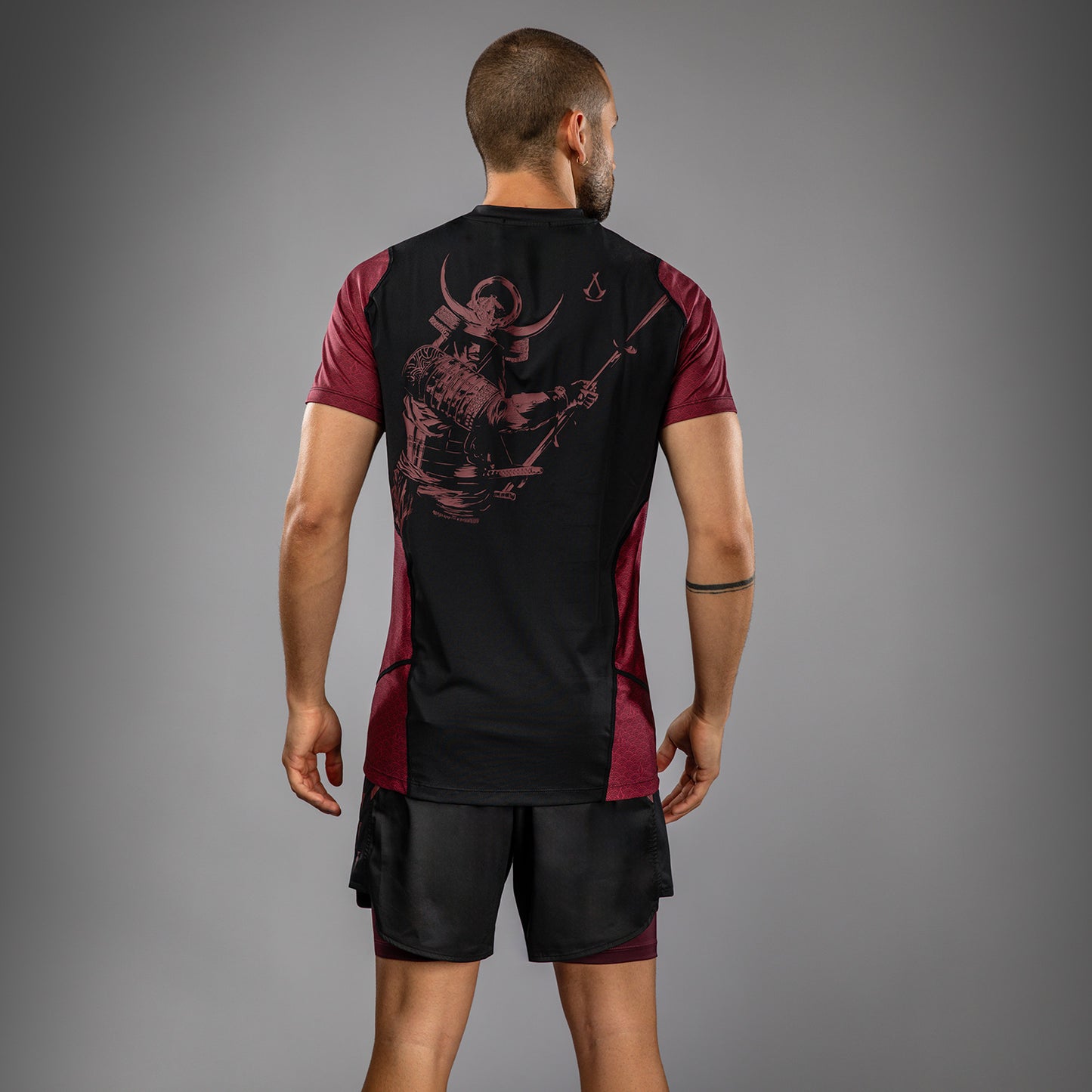 Venum x Assassin’s Creed Shadows Heren Dry-Tech T-Shirt - Bordeau/Zwart