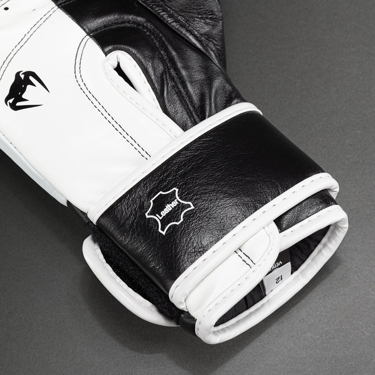 Venum Shield Pro bokshandschoenen met klittenband - zwart/wit