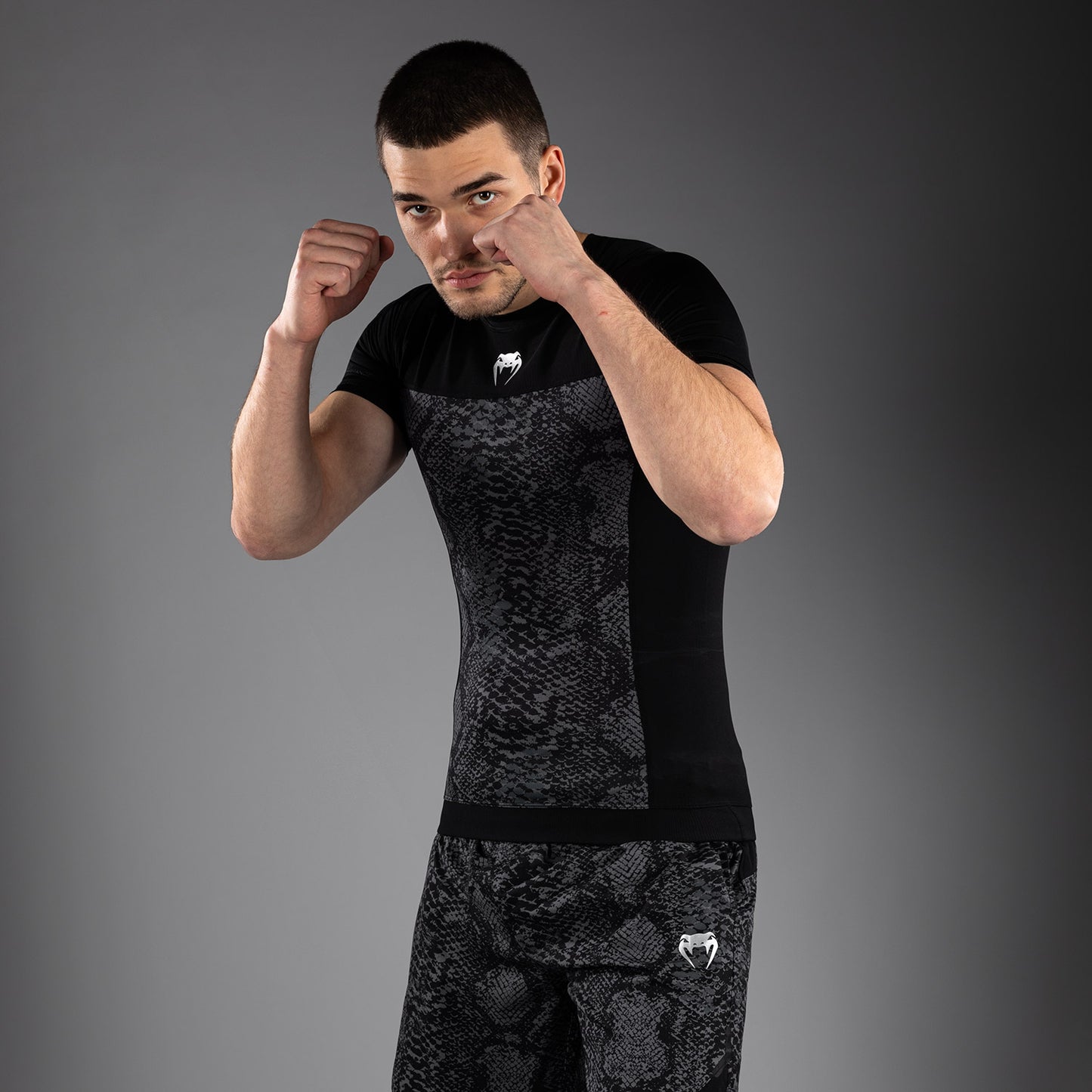 Venum G-Fit Scales Rashguard met korte mouwen – Zwart/Antracietgrijs
