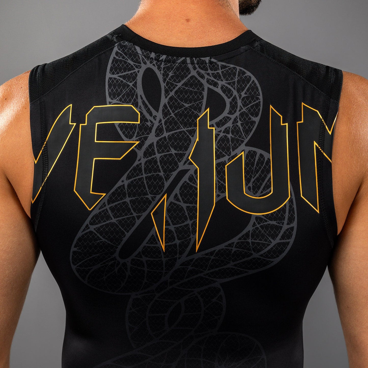 Venum Serpenti Mouwloos Rashguard – Zwart/Zilver/Goud