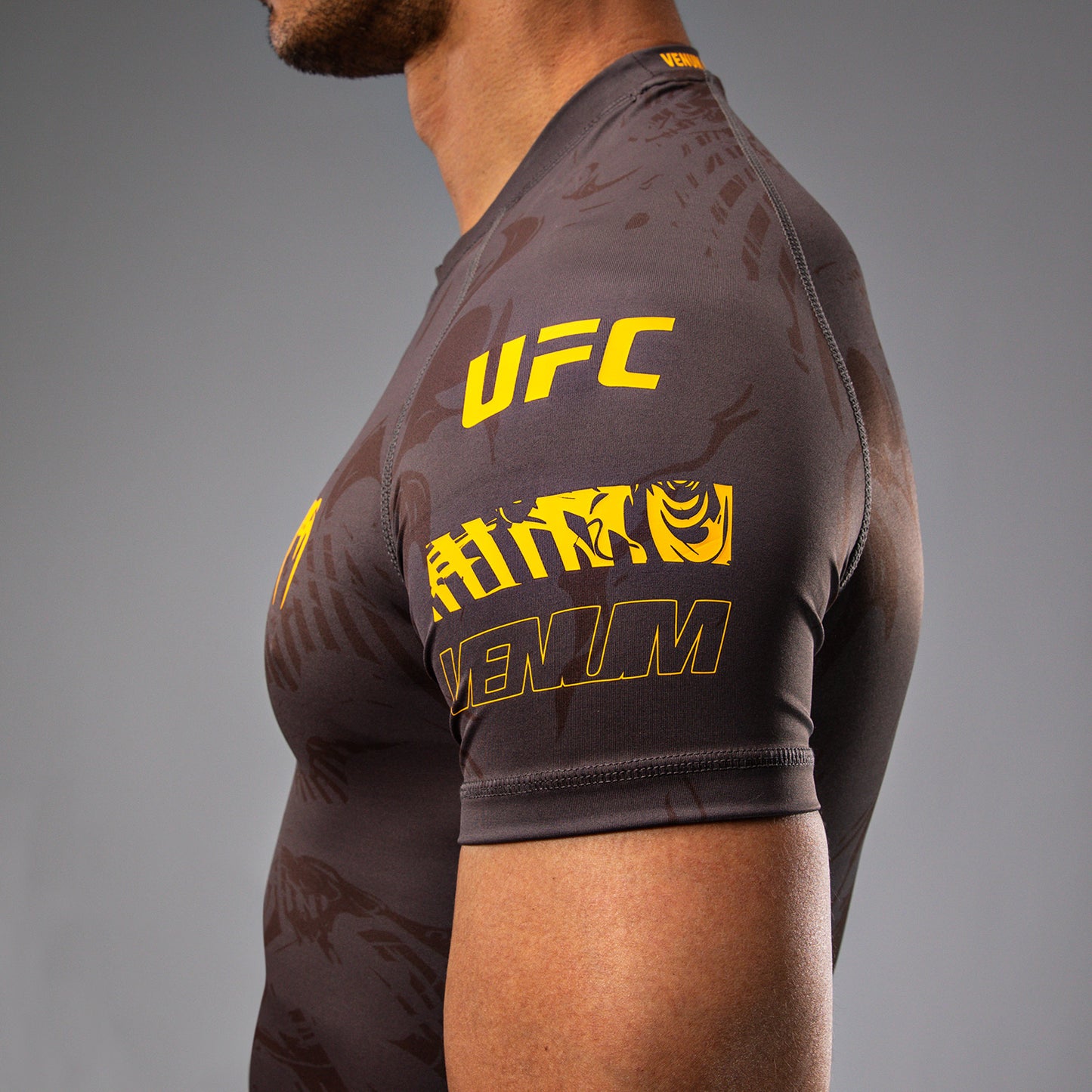 UFC Fusion by Venum Fight Week Performance Rashguard met Korte Mouwen voor Heren - Earthen Brown