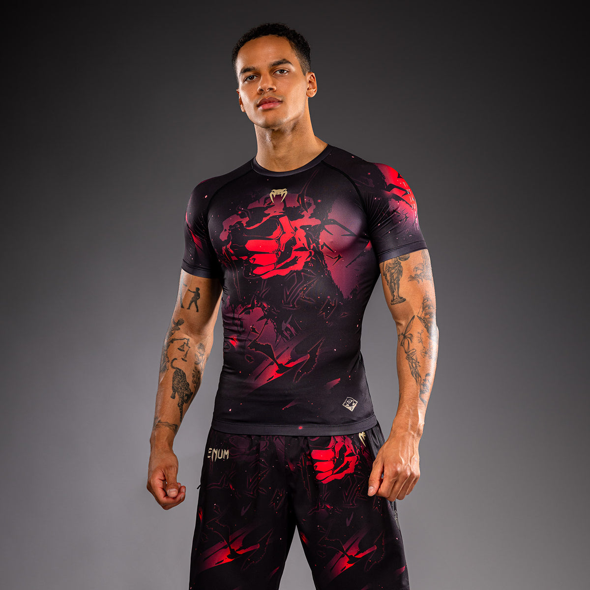Jujutsu Kaisen x Venum Itadori Rashguard met korte mouwen – Zwart/Rood