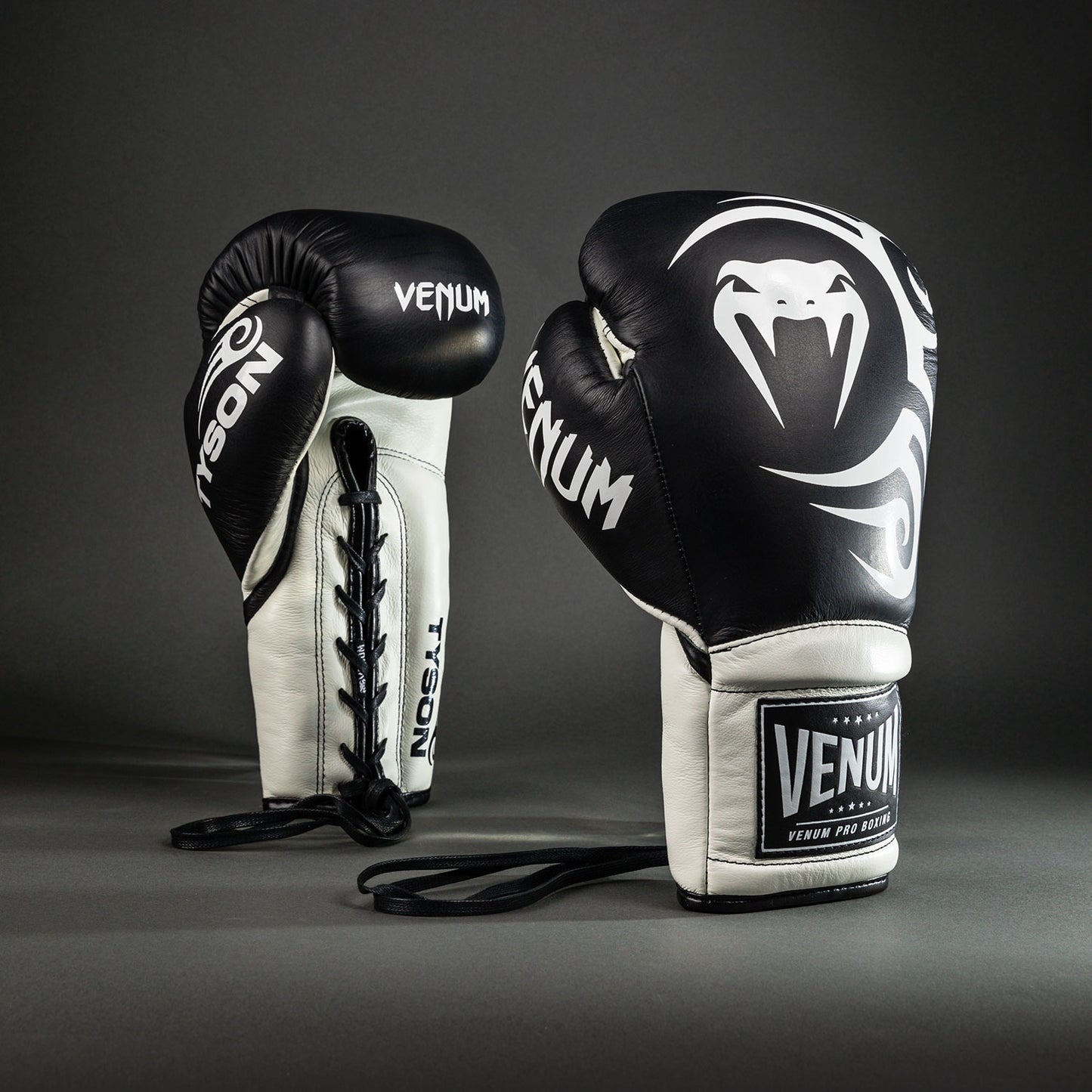 Venum Giant 2.0 Mike Tyson Pro Bokshandschoenen met Veters - Diep Zwart/Optisch Wit