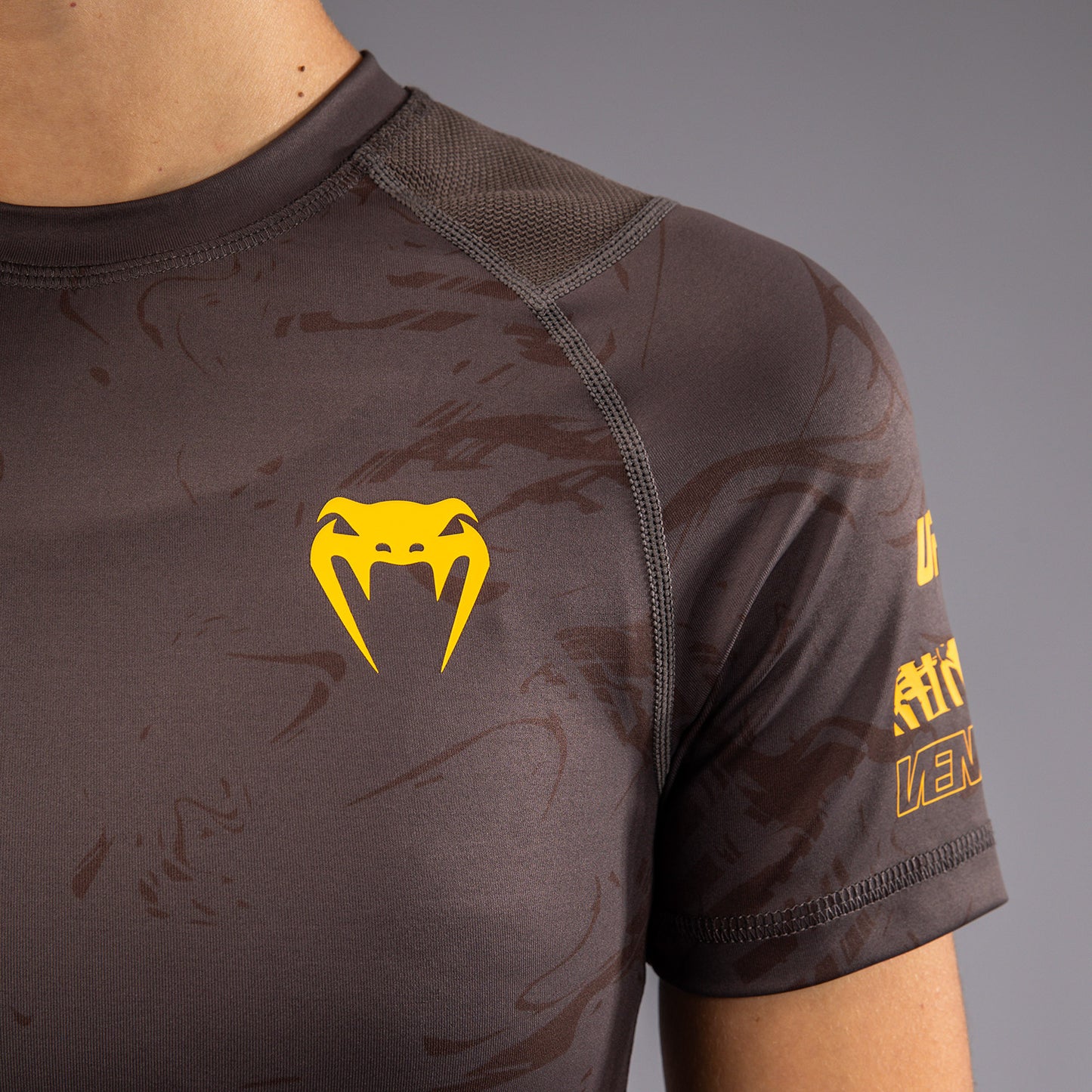 UFC Fusion by Venum Fight Week Korte Mouwen Performance Rashguard voor Dames - Solid Earthen Brown