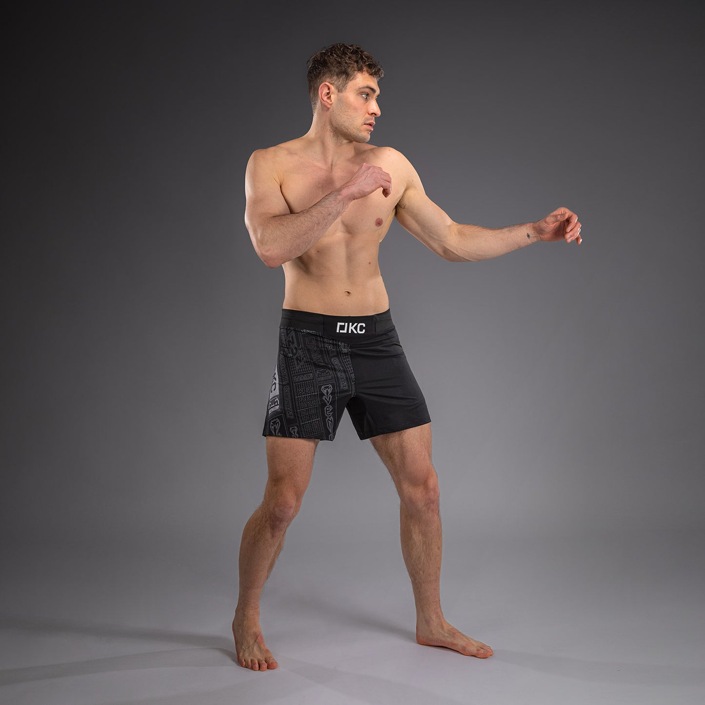 Karate Combat by Venum Fightshorts – Zwart/Grijs