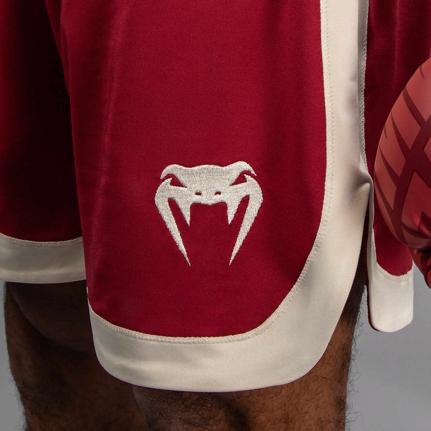 Venum Classic Boksshort – Robijnrood/Ivoor