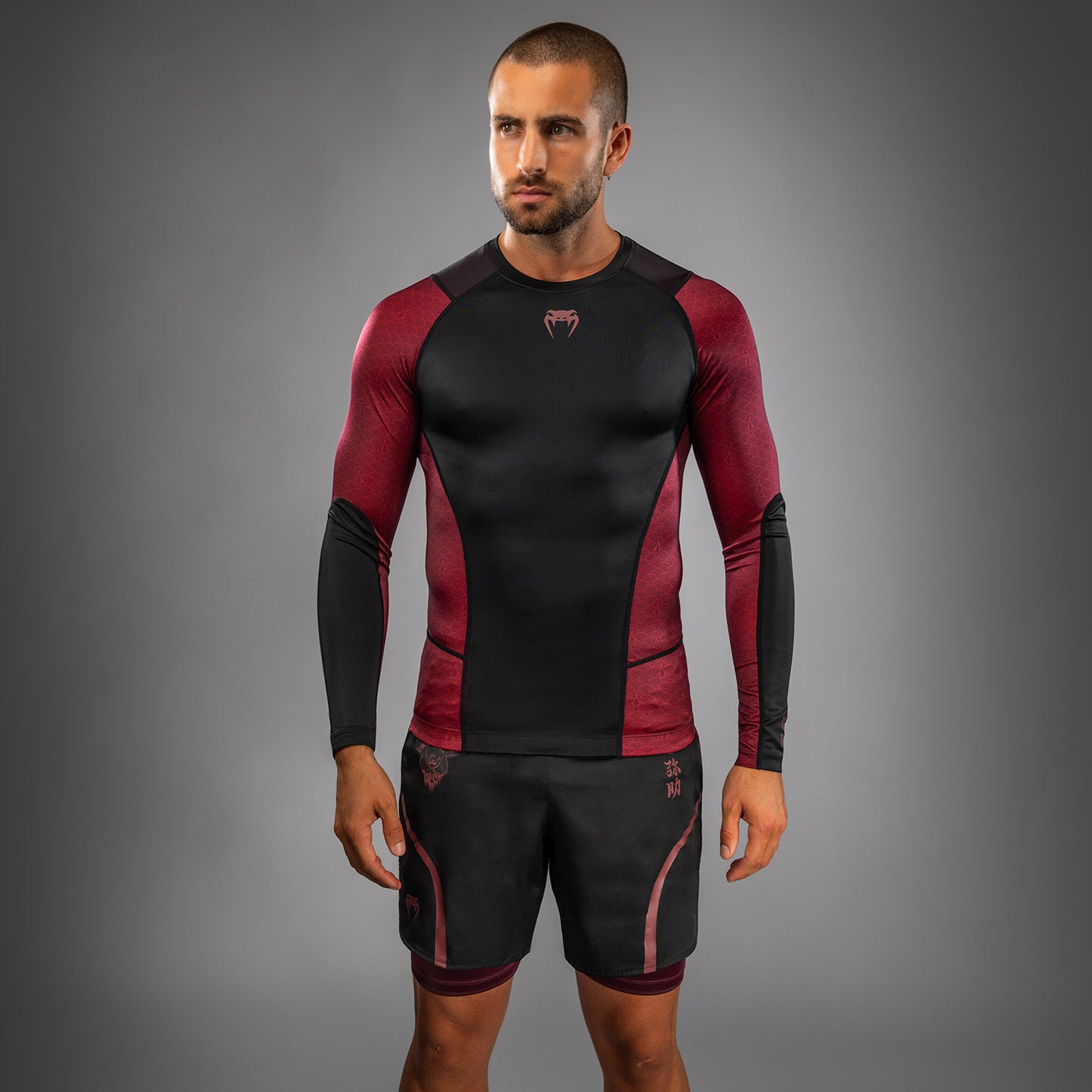 Venum x Assassin’s Creed Shadows Lange Mouwen Rashguard voor Mannen - Bordeaux/Zwart