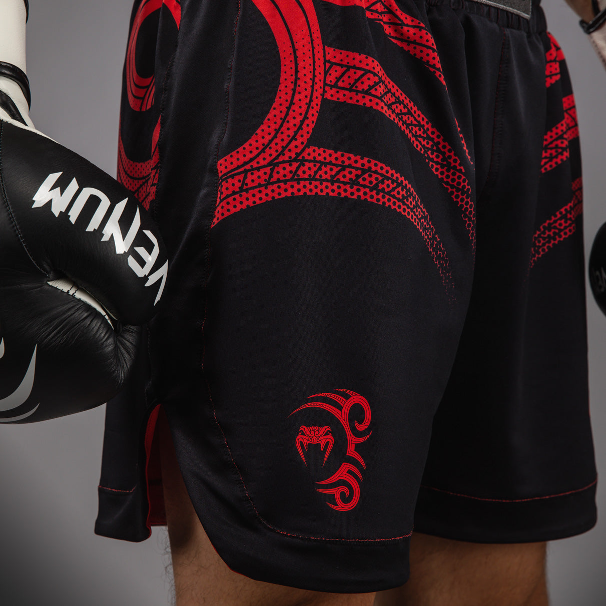 Venum x Mike Tyson Tiger Boksshorts - Diep Zwart/Intens Rood