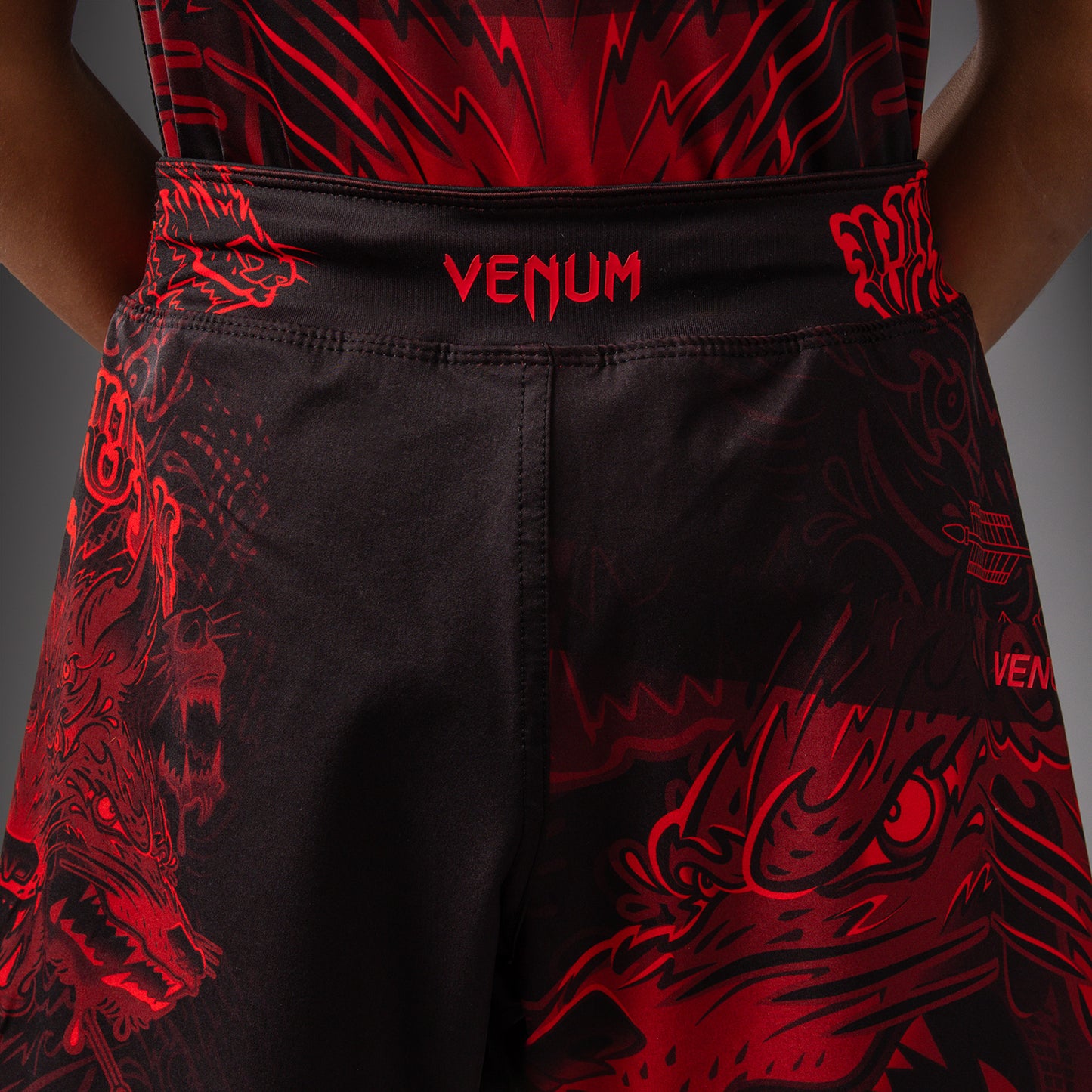 Venum Wolf Atak Kids Fightshorts – Zwart/Rood