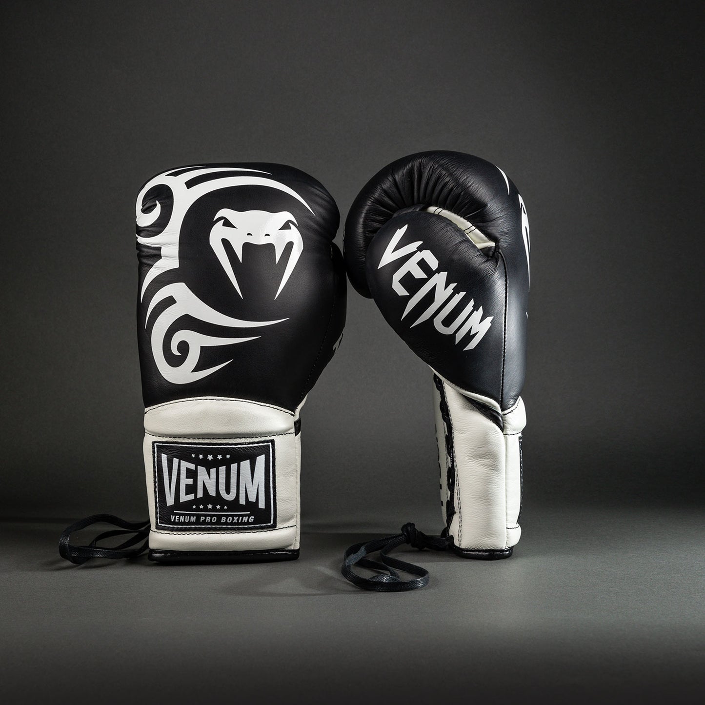 Venum Giant 2.0 Mike Tyson Pro Bokshandschoenen met Veters - Diep Zwart/Optisch Wit