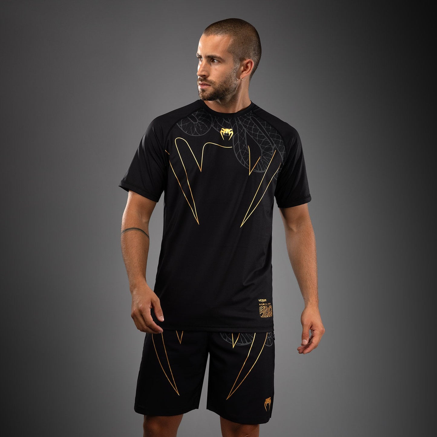 Venum Serpenti Dry Tech T-shirt – Zwart/Zilver/Goud