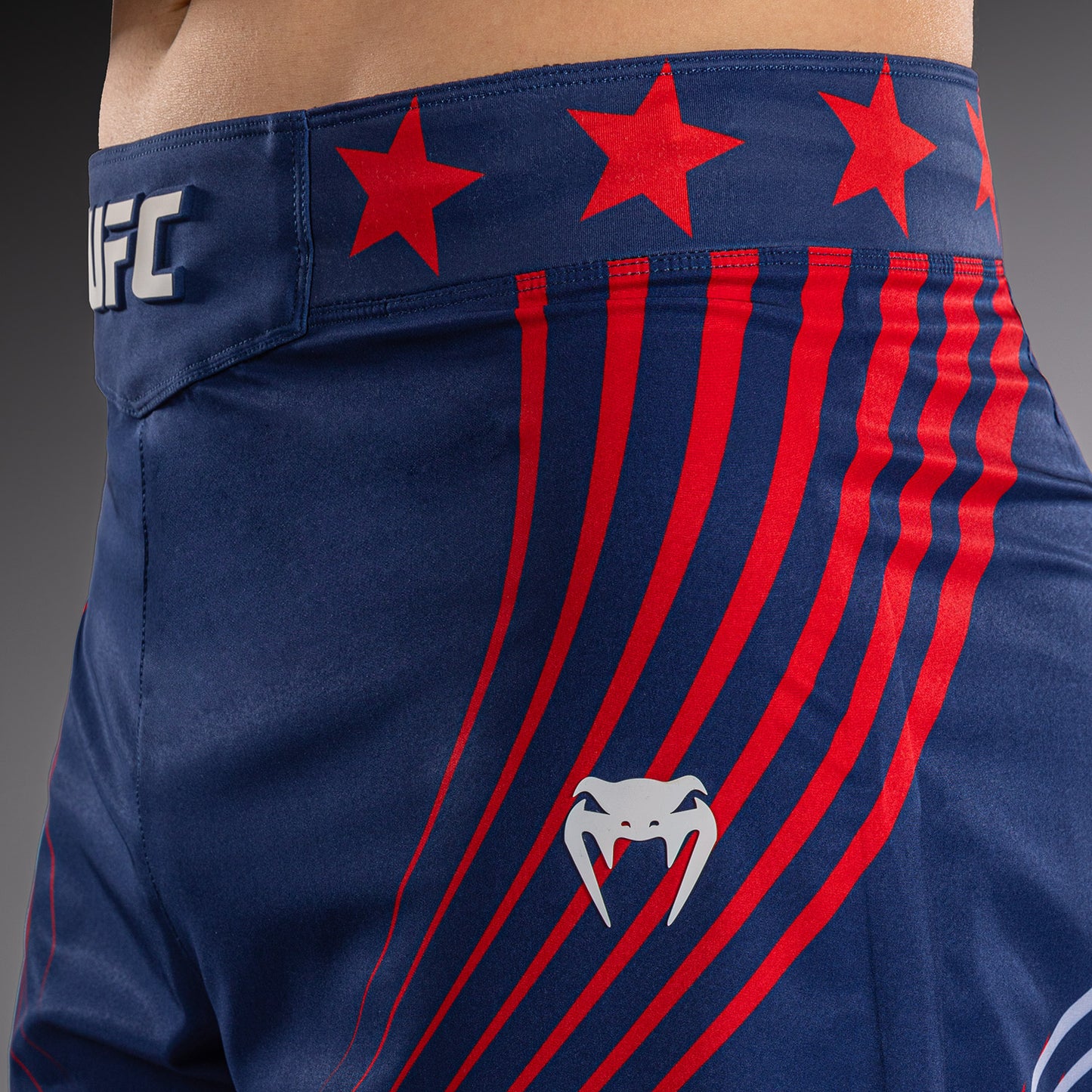 Official UFC Freedom 250 by Venum Op maat gemaakt Authentic Fight Night Fight Shorts Long Fit voor heren - Blauw