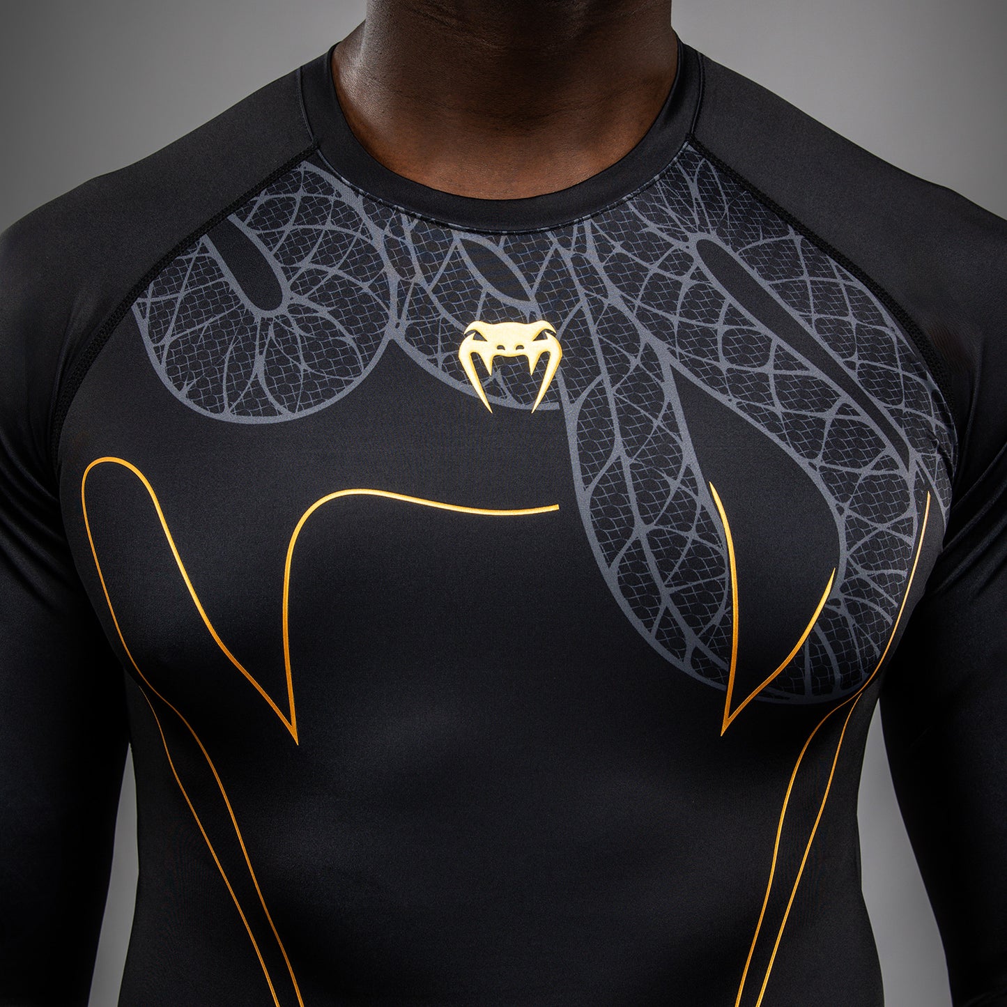 Venum Serpenti Rashguard met lange mouwen – Zwart/Zilver/Goud