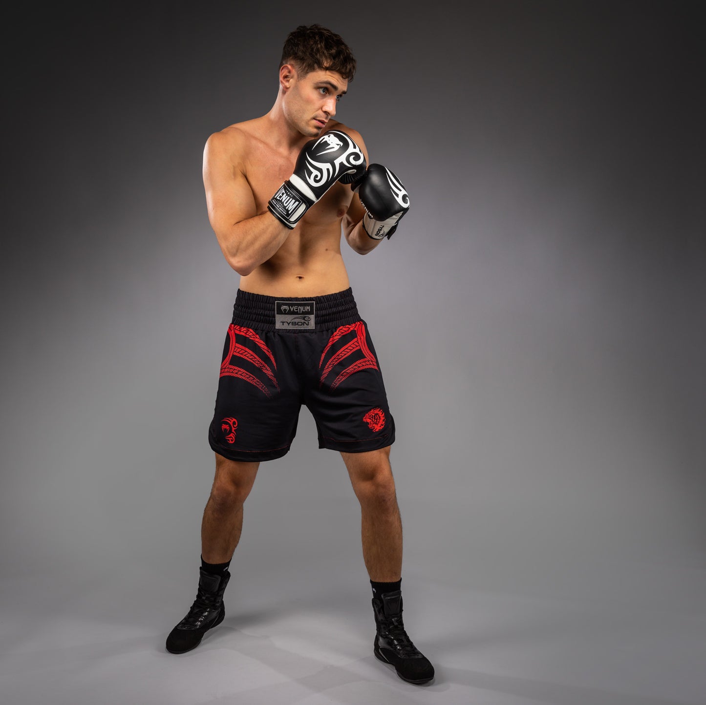 Venum x Mike Tyson Tiger Boksshorts - Diep Zwart/Intens Rood