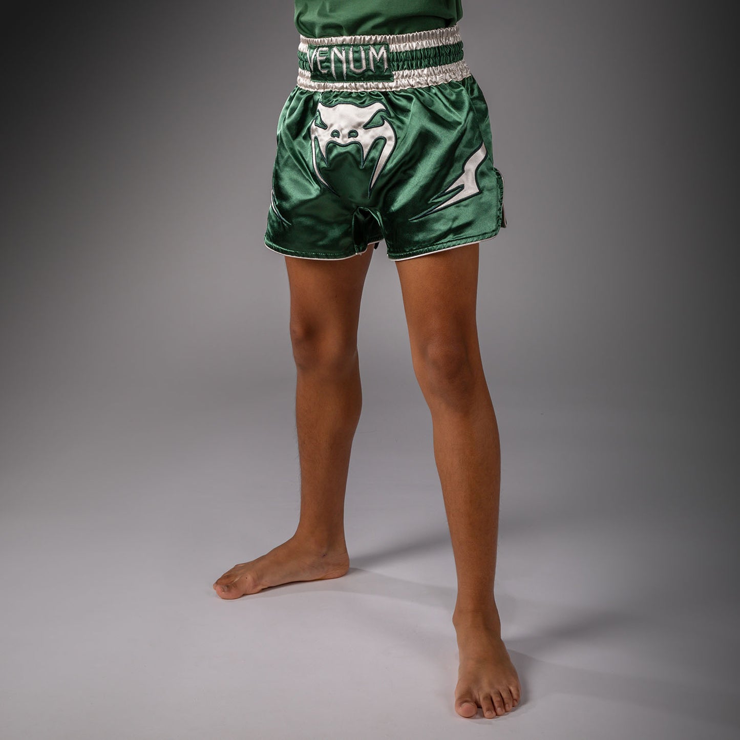 Venum Inferno Muay Thai Short – Bosgroen/Off White