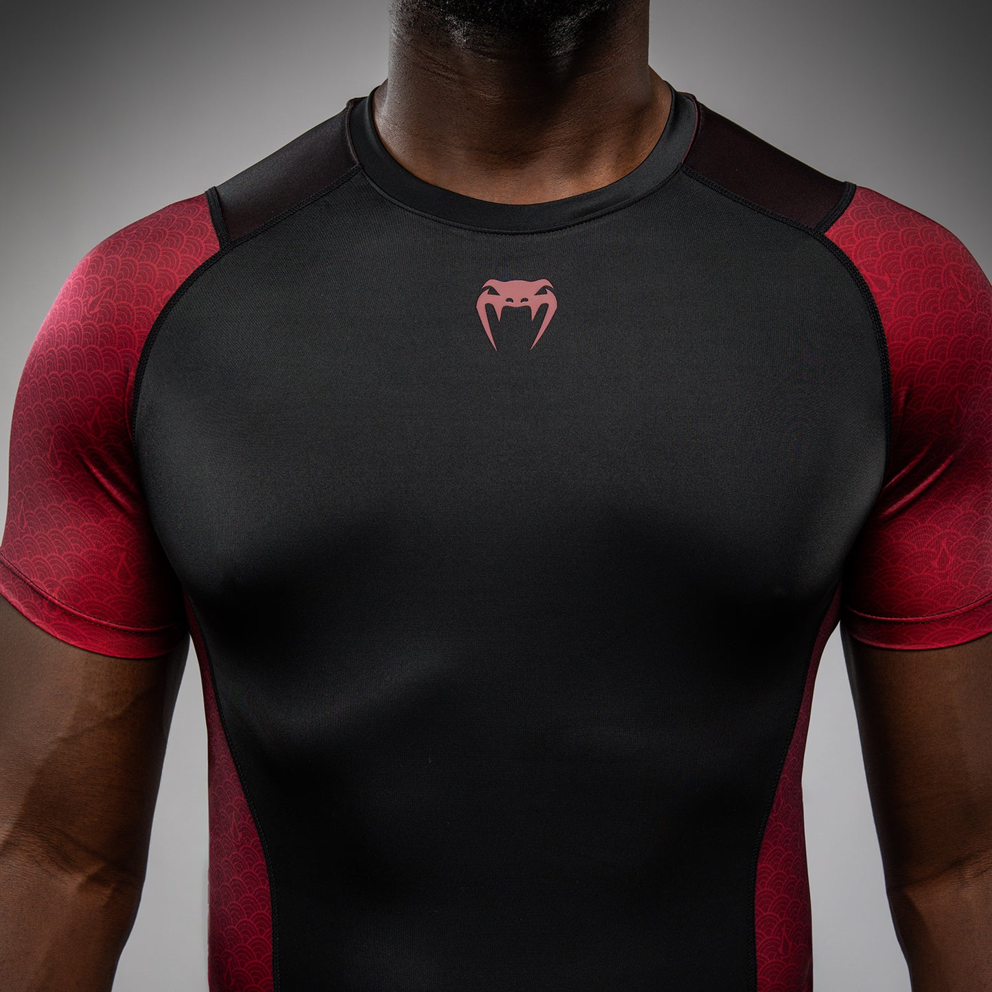 Venum x Assassin’s Creed Shadows Korte Mouwen Rashguard voor Mannen - Bordeaux/Zwart