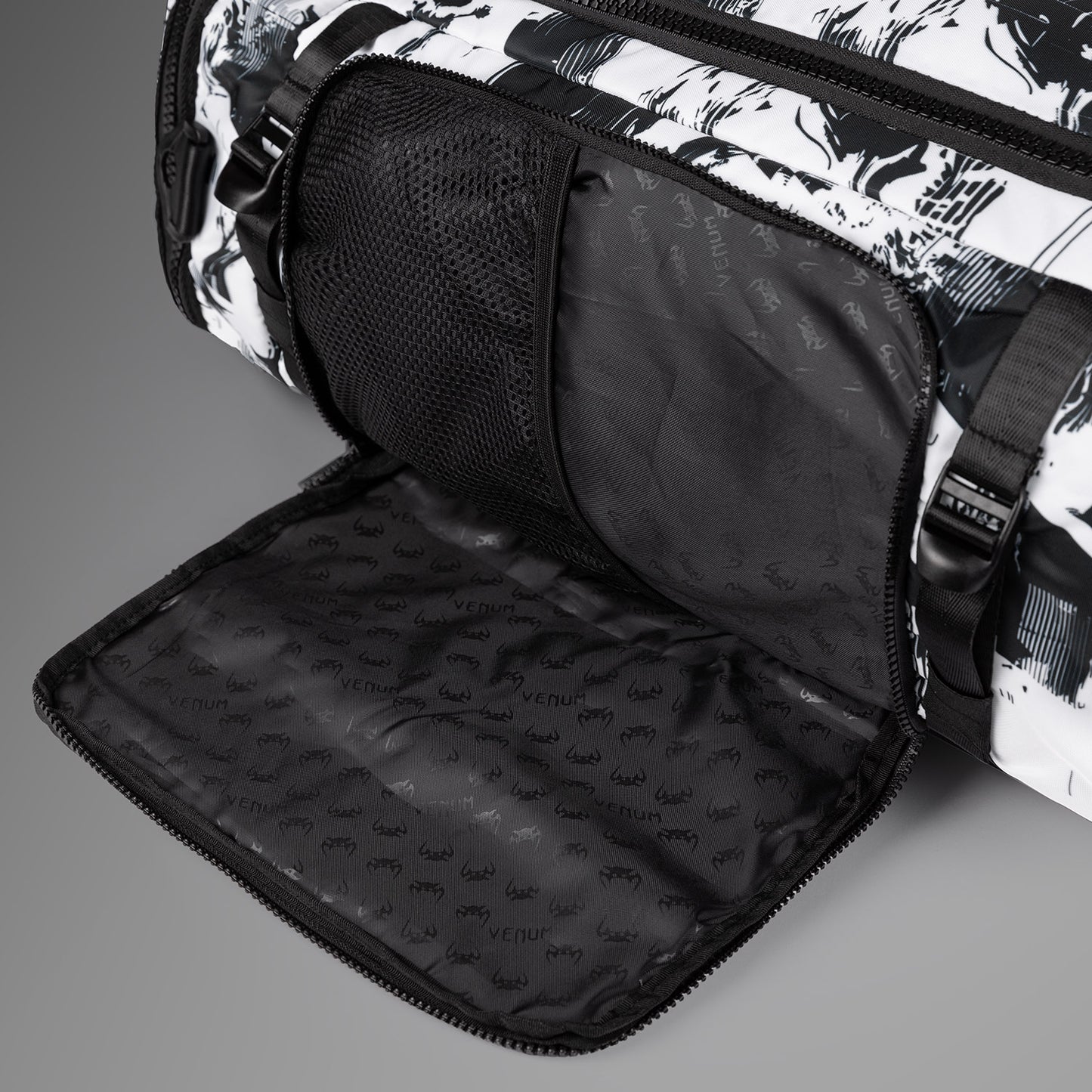 UFC Zenith by Venum Authentic Fight Week sporttas (48L) - wit