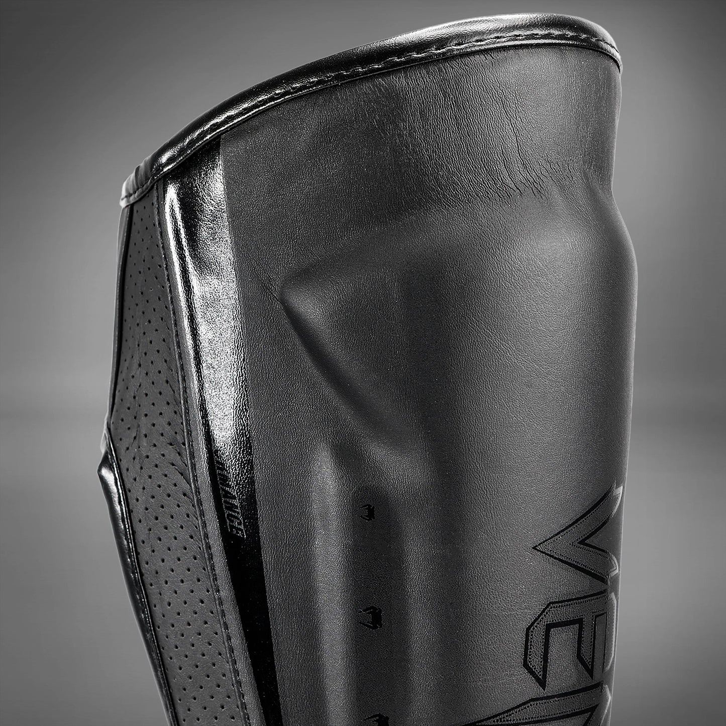 Venum Elite Evo scheenbeschermers - Zwart/Zwart