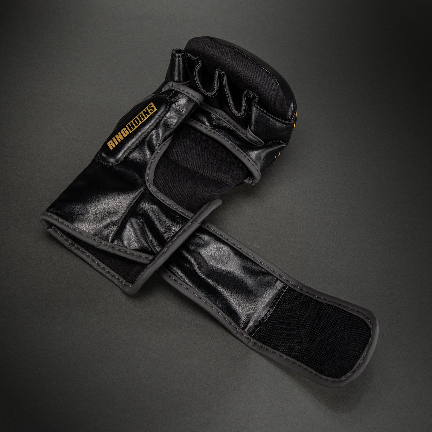 Ringhorns Charger by Venum MMA Handschoenen – Zwart/Goud