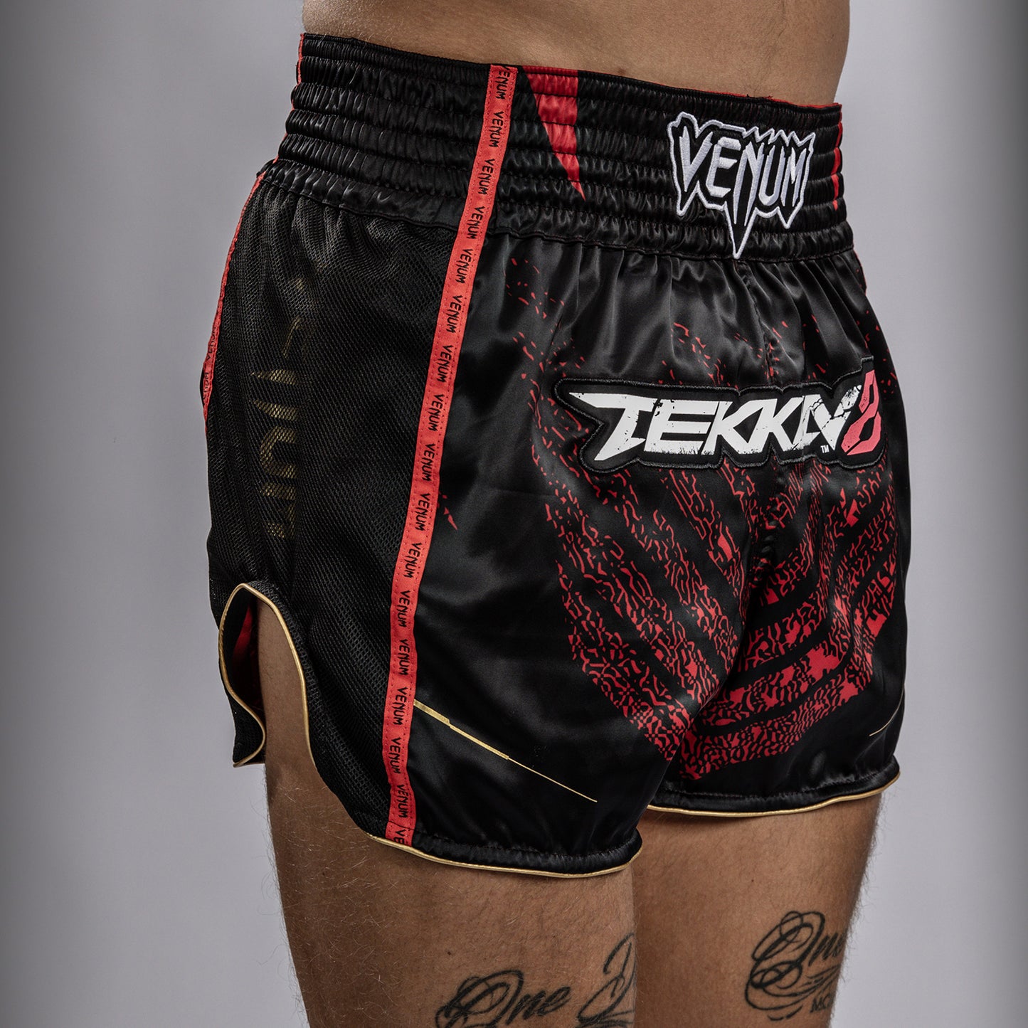 Venum x TEKKEN 8 - Marshall Law Muay Thai Shorts - Zwart/Rood/Goud