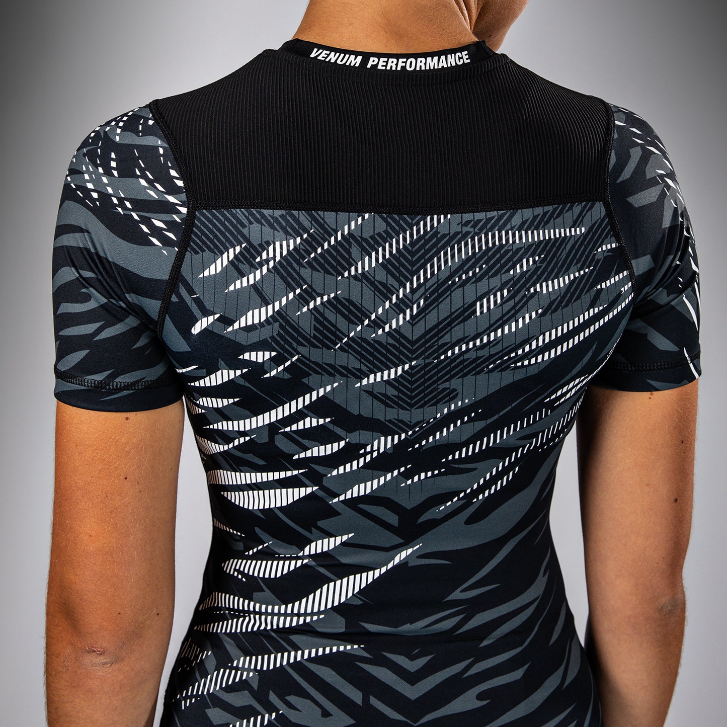 UFC Fusion by Venum Authentic Fight Night Korte Mouwen Performance Rashguard voor Dames - Zwart