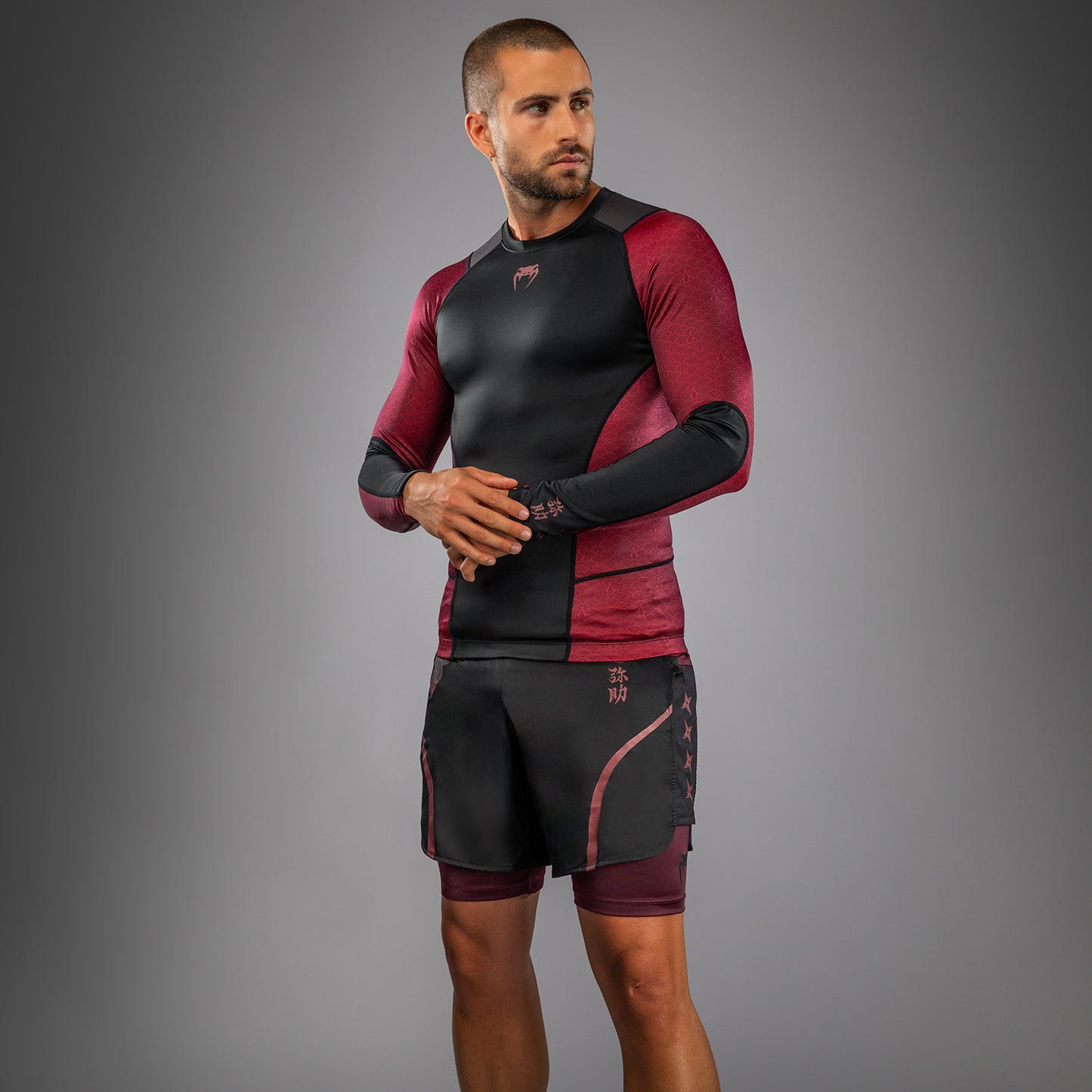 Venum x Assassin’s Creed Shadows Lange Mouwen Rashguard voor Mannen - Bordeaux/Zwart