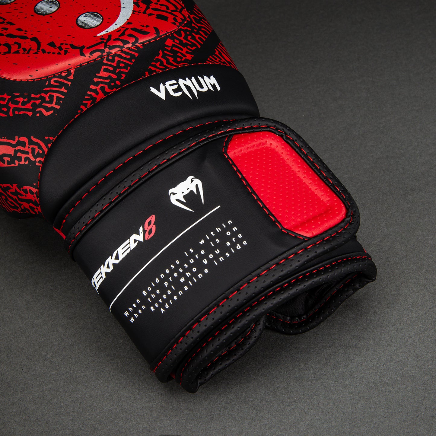 Venum x TEKKEN 8 Bokshandschoenen - Kazuya - Rood/Zwart