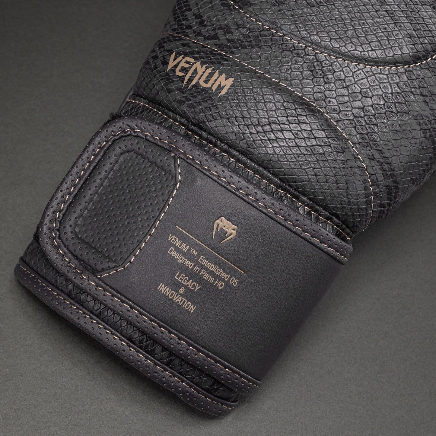 Venum Impact Evo Scales Bokshandschoenen – Donkergrijs
