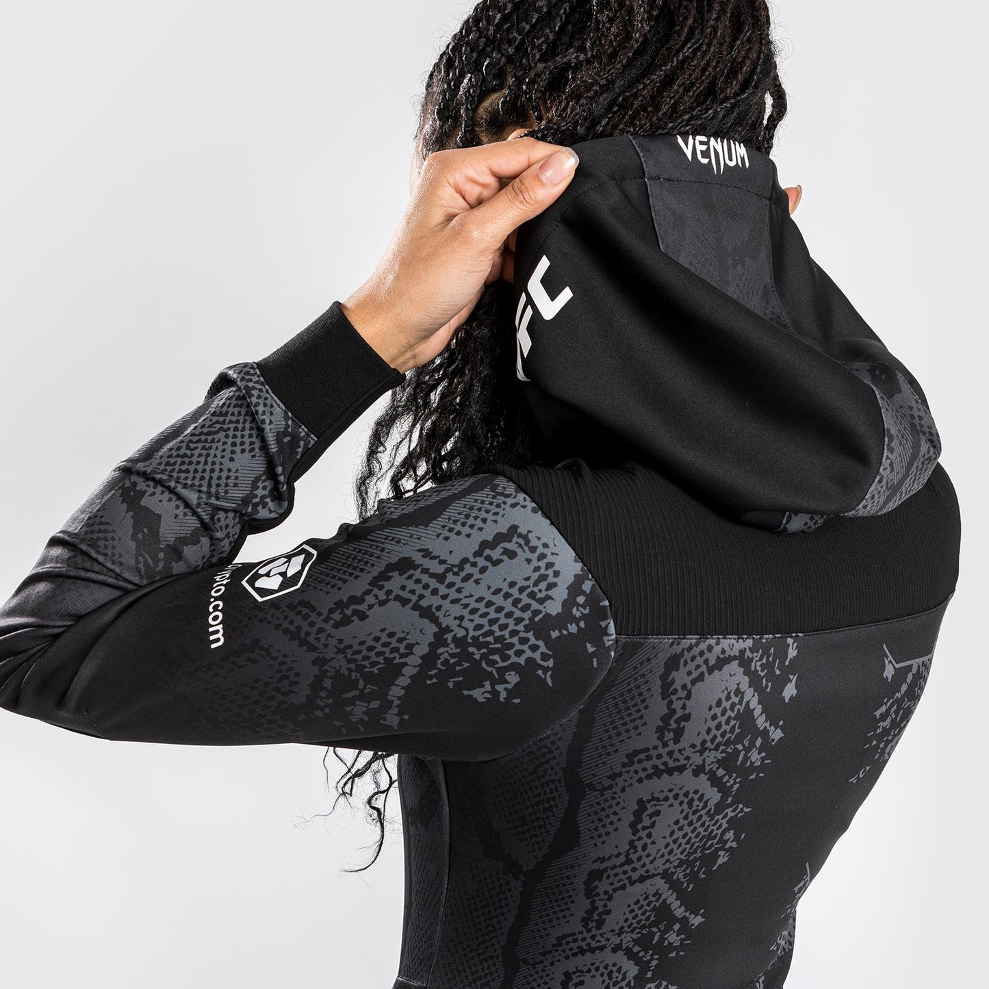 UFC Adrenaline by Venum Gepersonaliseerde Authentic Fight Night Dames Walkout Hoodie - Zwart