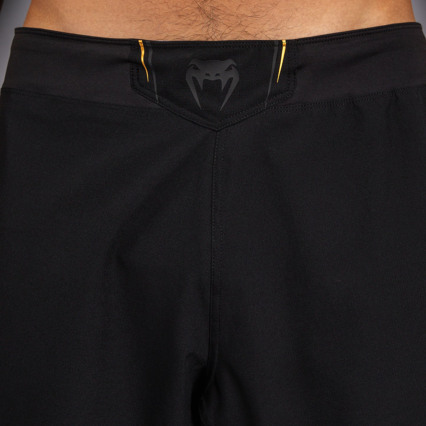 Venum G-Core Fightshorts - Zwart/Goud