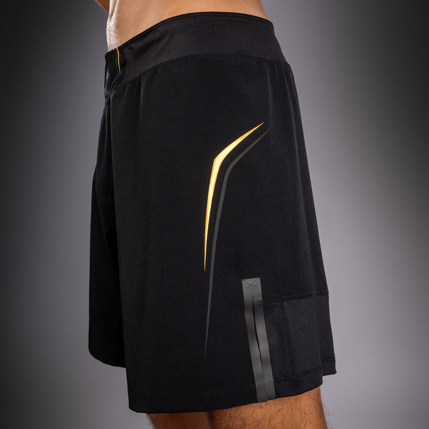 Venum G-Core Fightshorts - Zwart/Goud