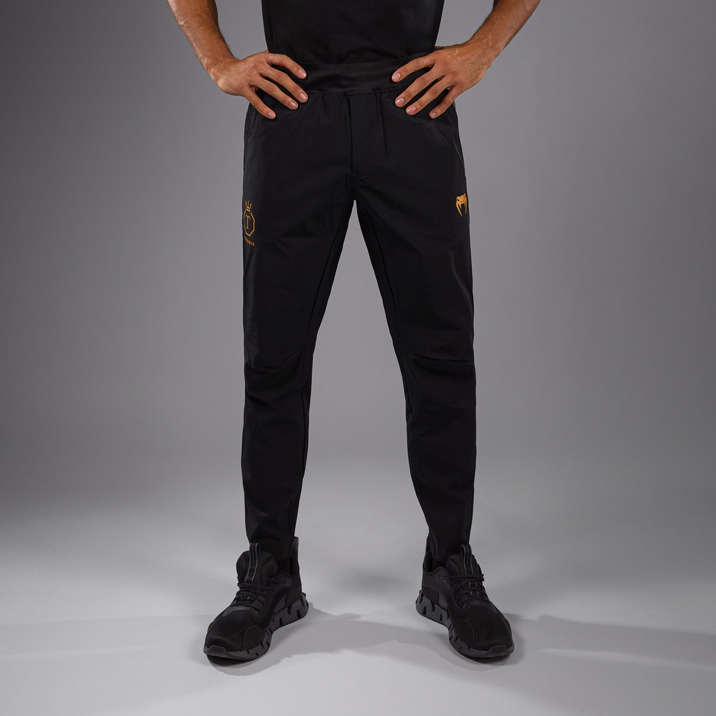 Venum x Topuria Unmatched Edition Joggers - Zwart/Goud