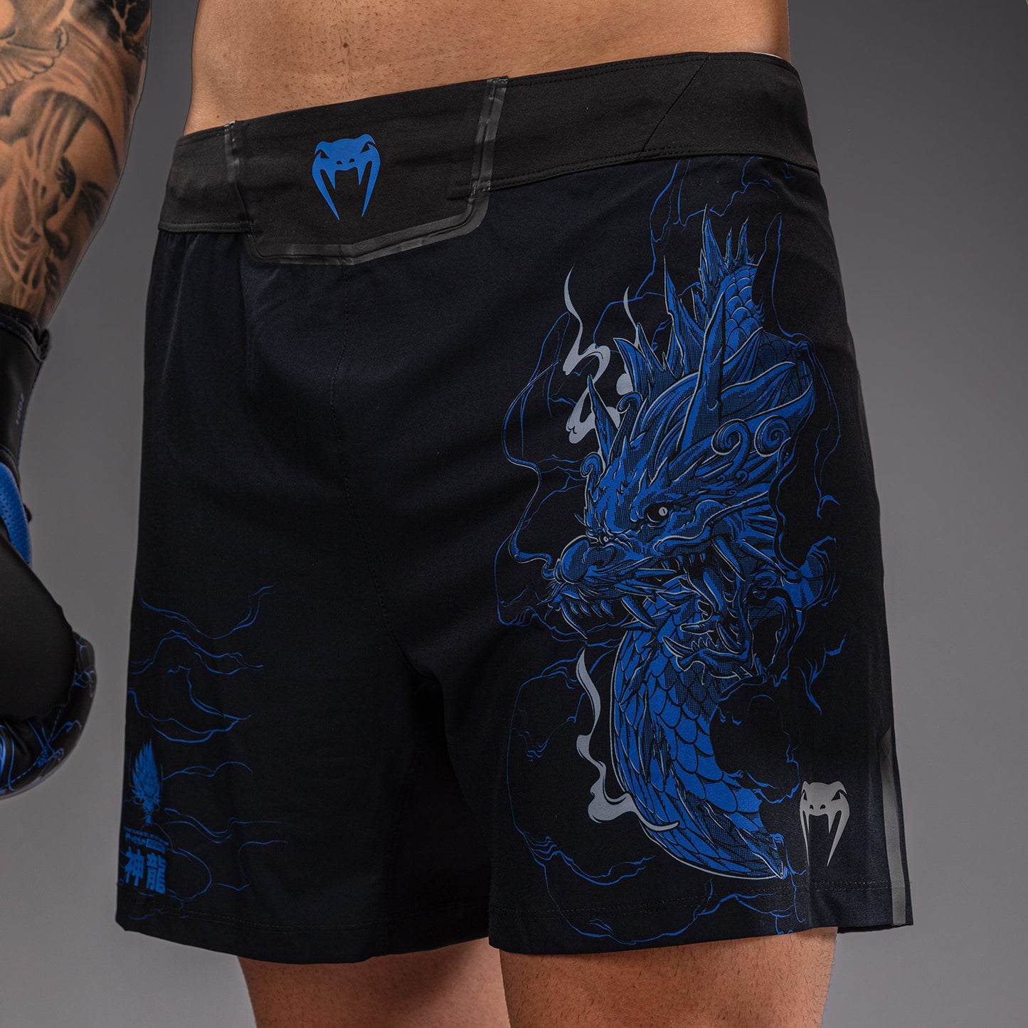 Venum Thunder Dragon Fightshorts – Zwart/Koningsblauw
