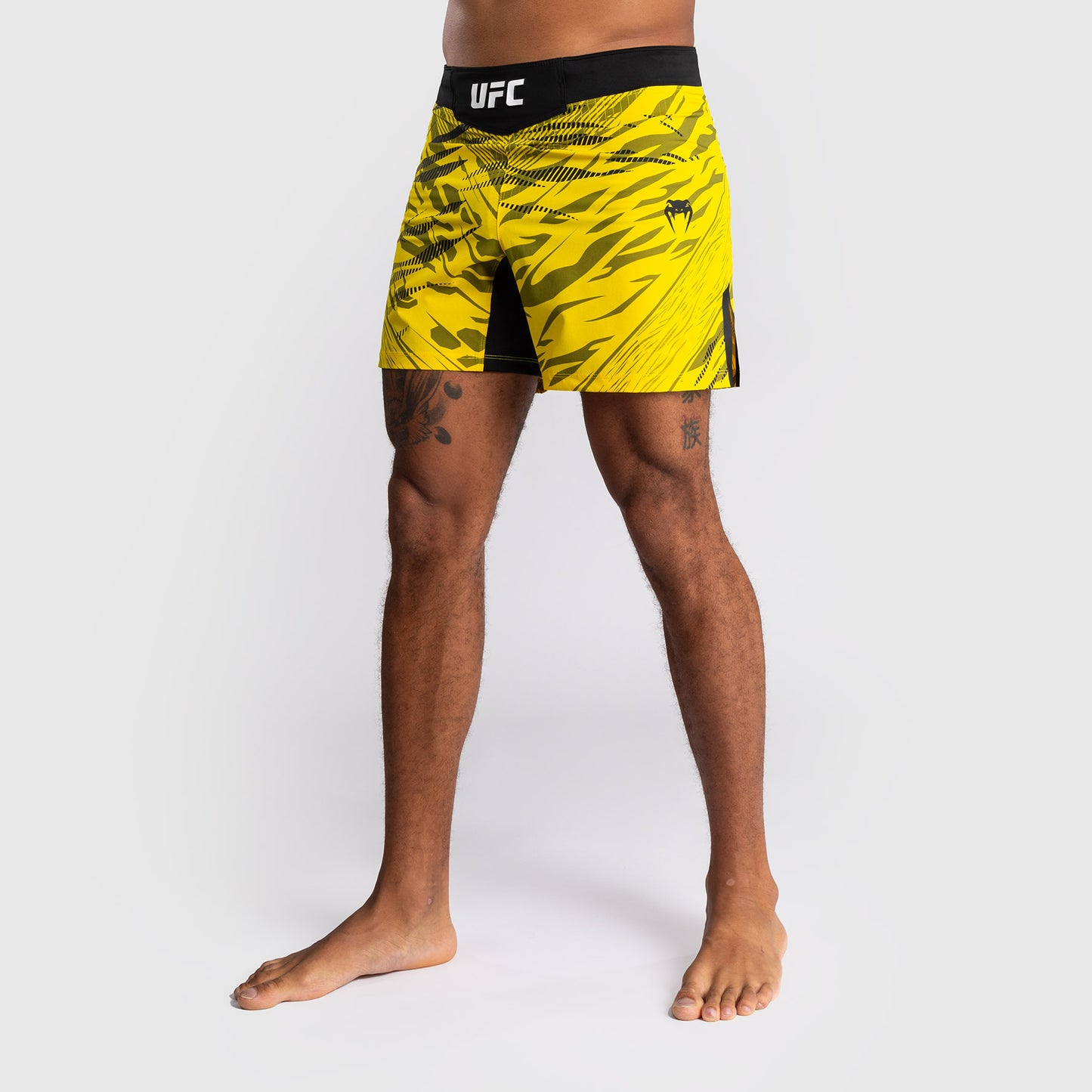 UFC Fusion by Venum Personalized Authentic Fight Night Fight Shorts voor Heren - Kort Fit - Geel