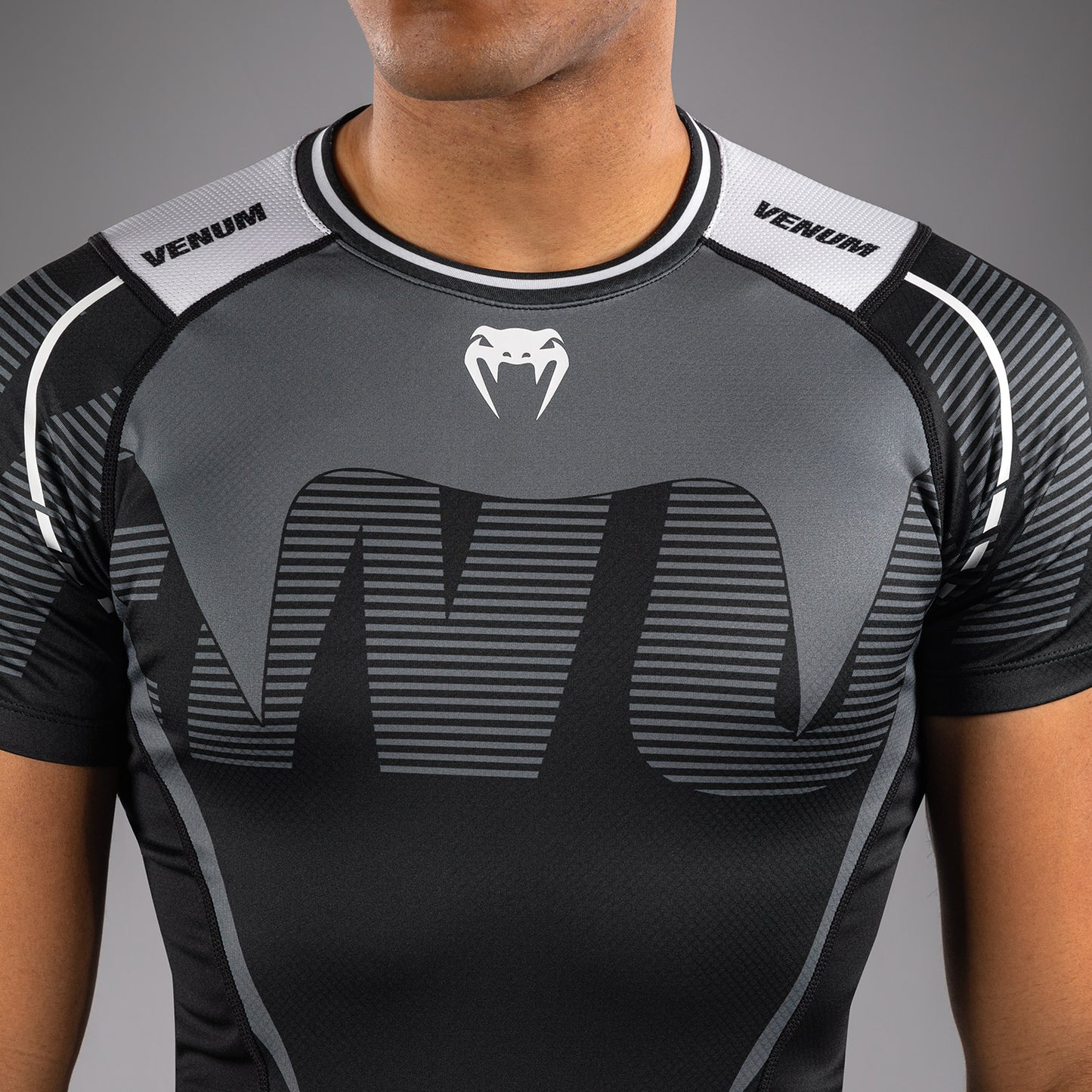 Venum Adrenaline Short Sleeve Rashguard – Zwart/Zilvergrijs