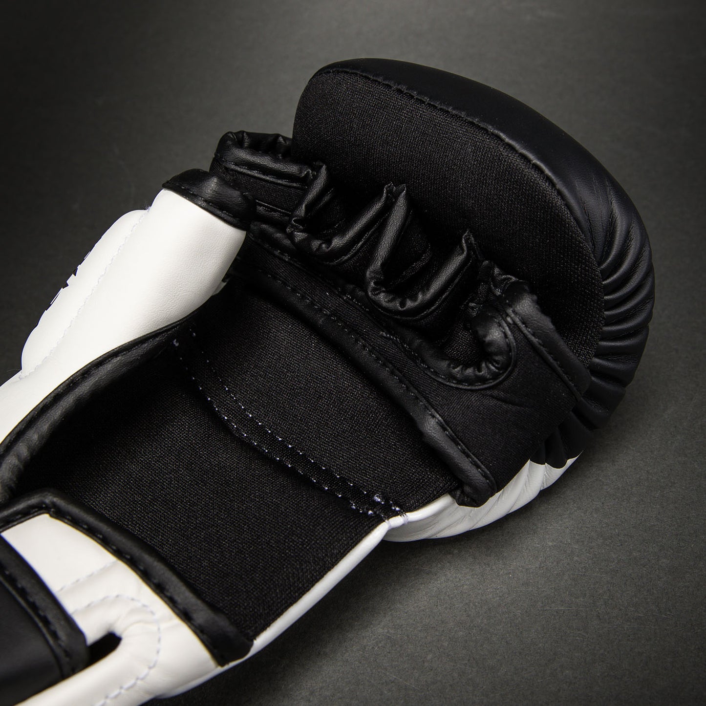 Venum Attack 2.0 Sparring Handschoenen – Zwart/Wit