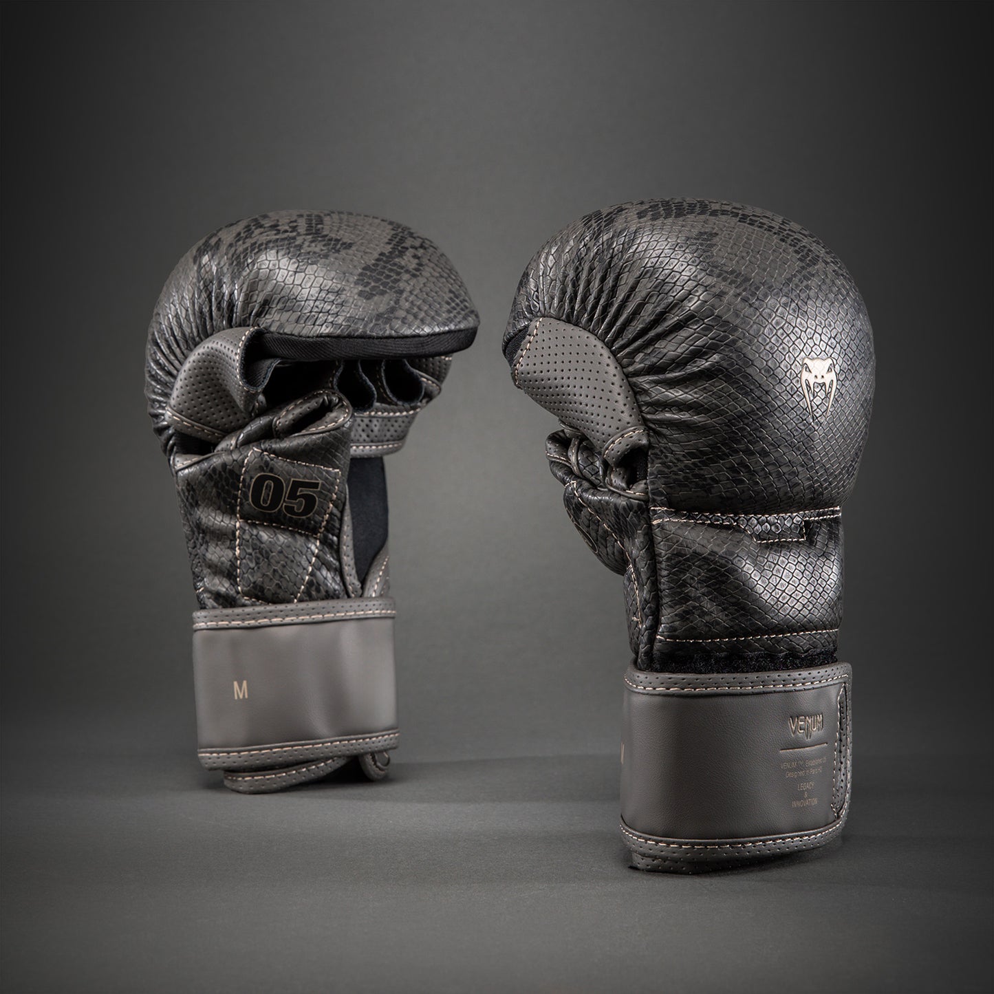 Venum Impact Evo Scales MMA Sparring Handschoenen – Donkergrijs