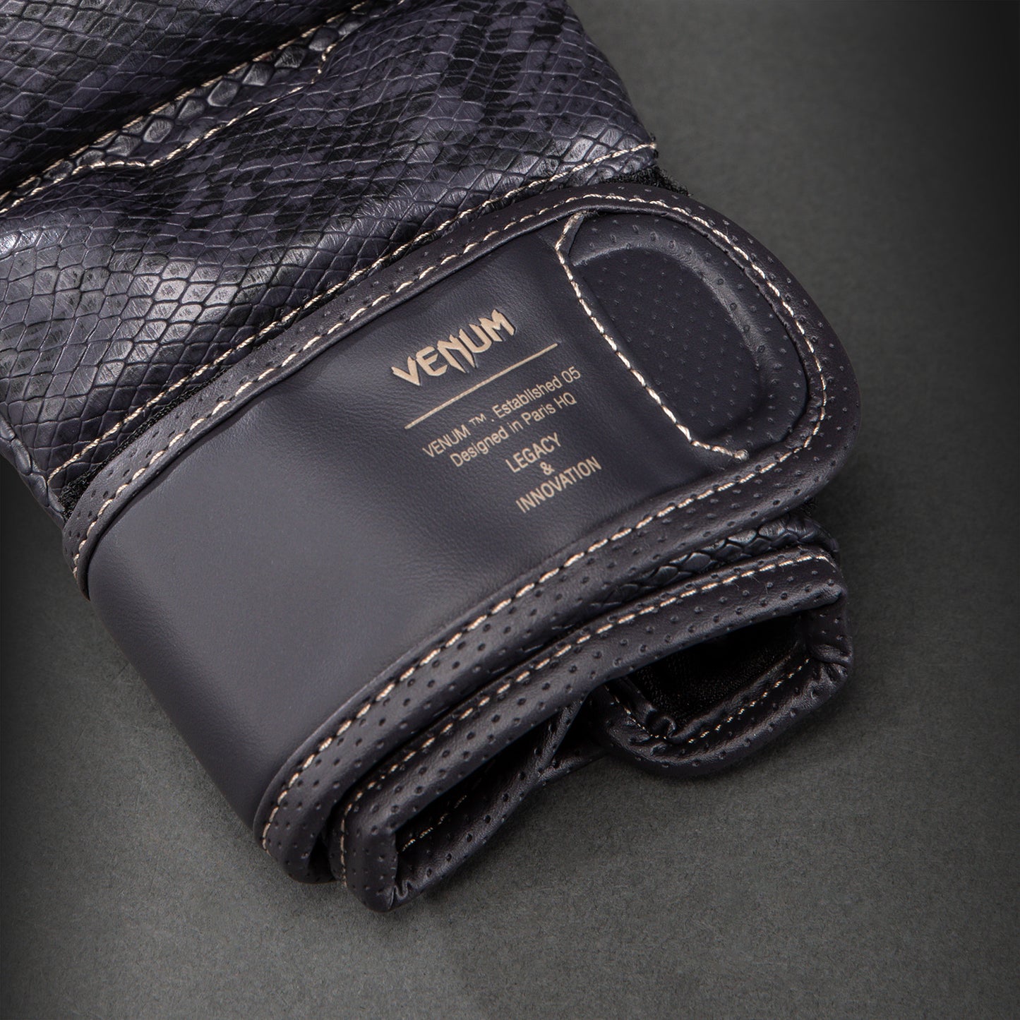 Venum Impact Evo Scales MMA Sparring Handschoenen – Donkerpaars