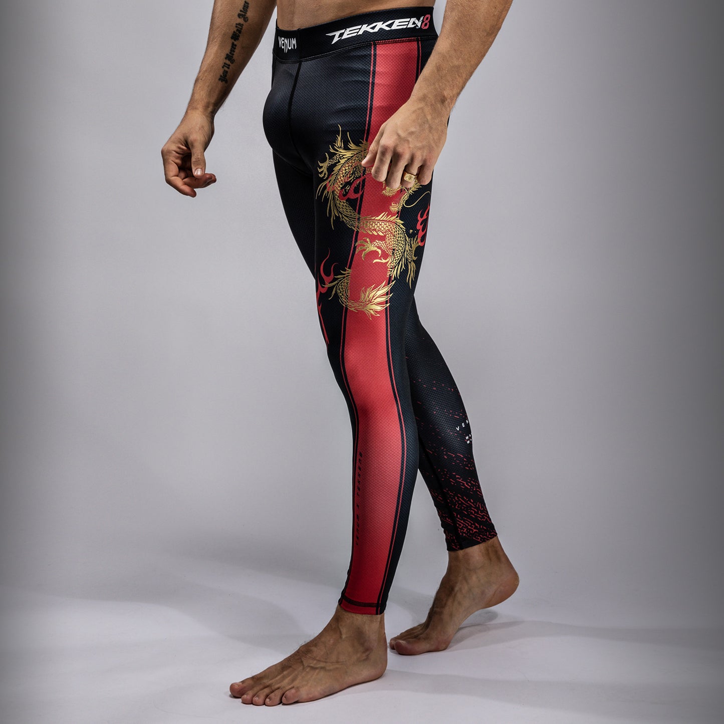 Venum x TEKKEN 8 - Marshall Law Spats - Zwart/Rood/Goud